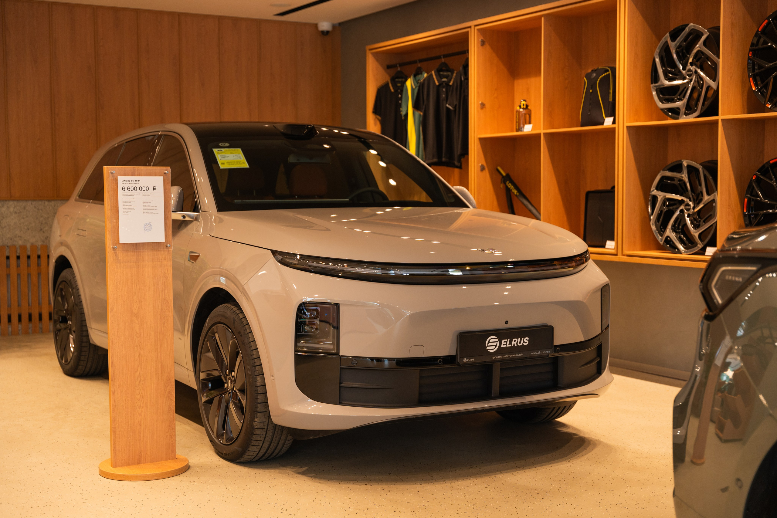 Интерьерная фотосъемка автосалона Elrus в Краснодаре. Zeekr, LiXiang Профессиональная фотосъемка интерьера премиум-автосалона в Краснодаре. Шедевры для Вас! Фотограф и Видеограф в Краснодаре Пахиев Руслан
