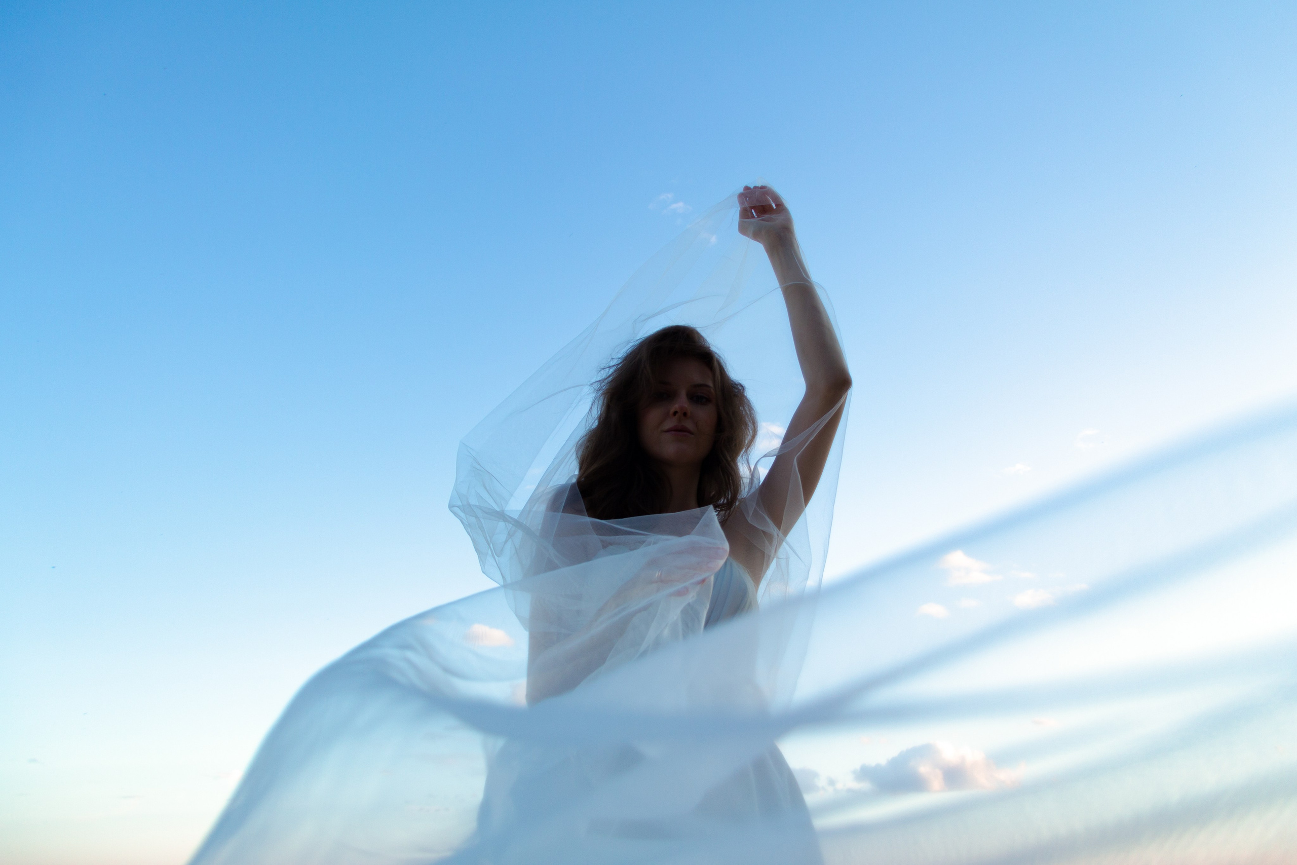 Шикарная девушка на берегу залива. Девушка на фоне голубого неба. Фотосессия СПб.