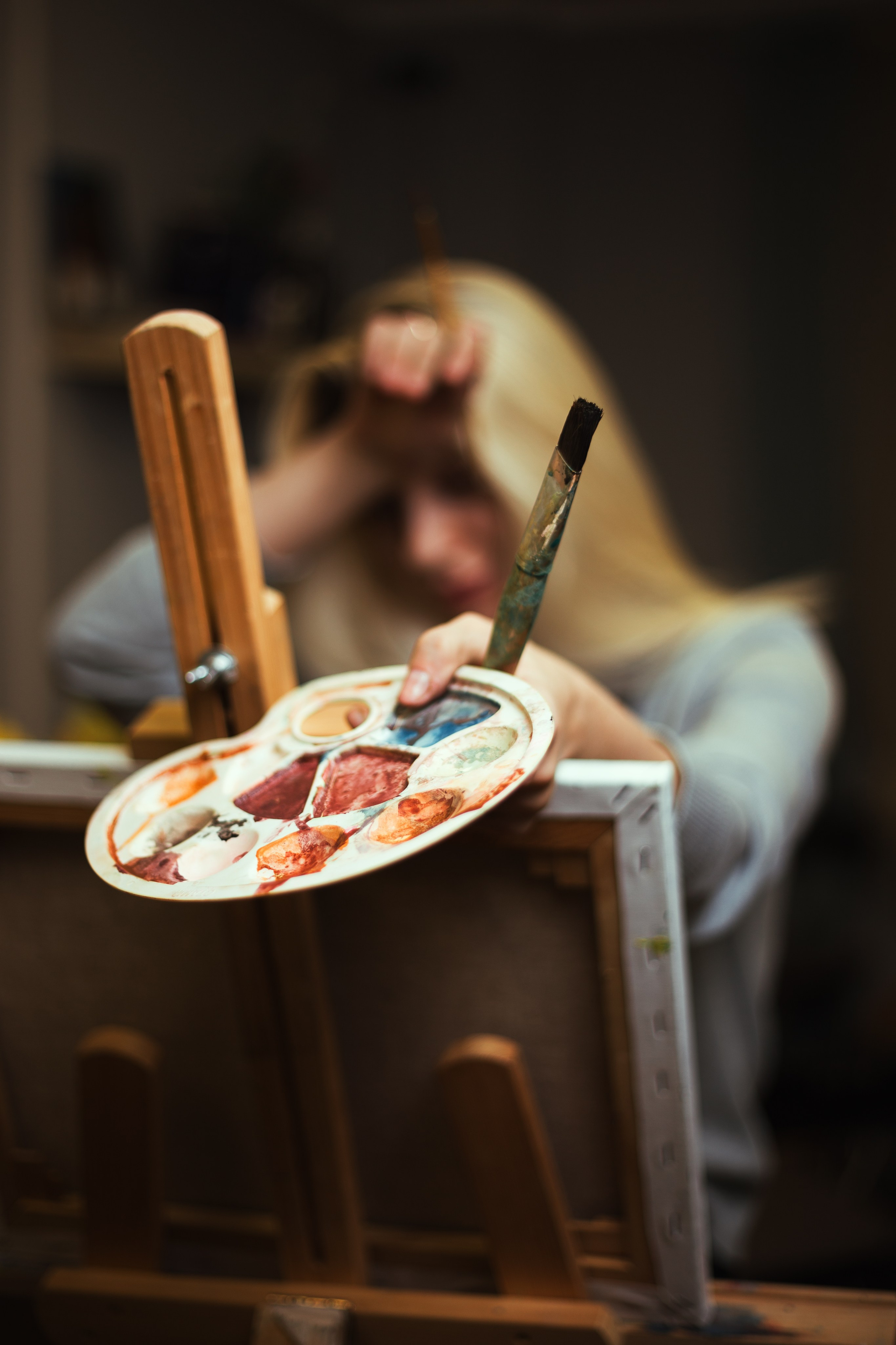 Погрузитесь в мир искусства: девушка рисует в студии, окруженная красками и кистями. Эмоциональные и вдохновляющие моменты, запечатленные в фотографиях. Откройте для себя атмосферу творчества и искусства в нашем альбоме 'Художественная атмосфера'. Девушка, Красивая дувушка, Красотка, Хужожесвенная, Художественная сутдия, Мальберт, Рисование, Краски, Фотосессия, Блоднинка, Творческая, Студия, Чудеево, Кофе, Кисти, Акверель, Портрет, Картина, Исскуство, Позирование, 