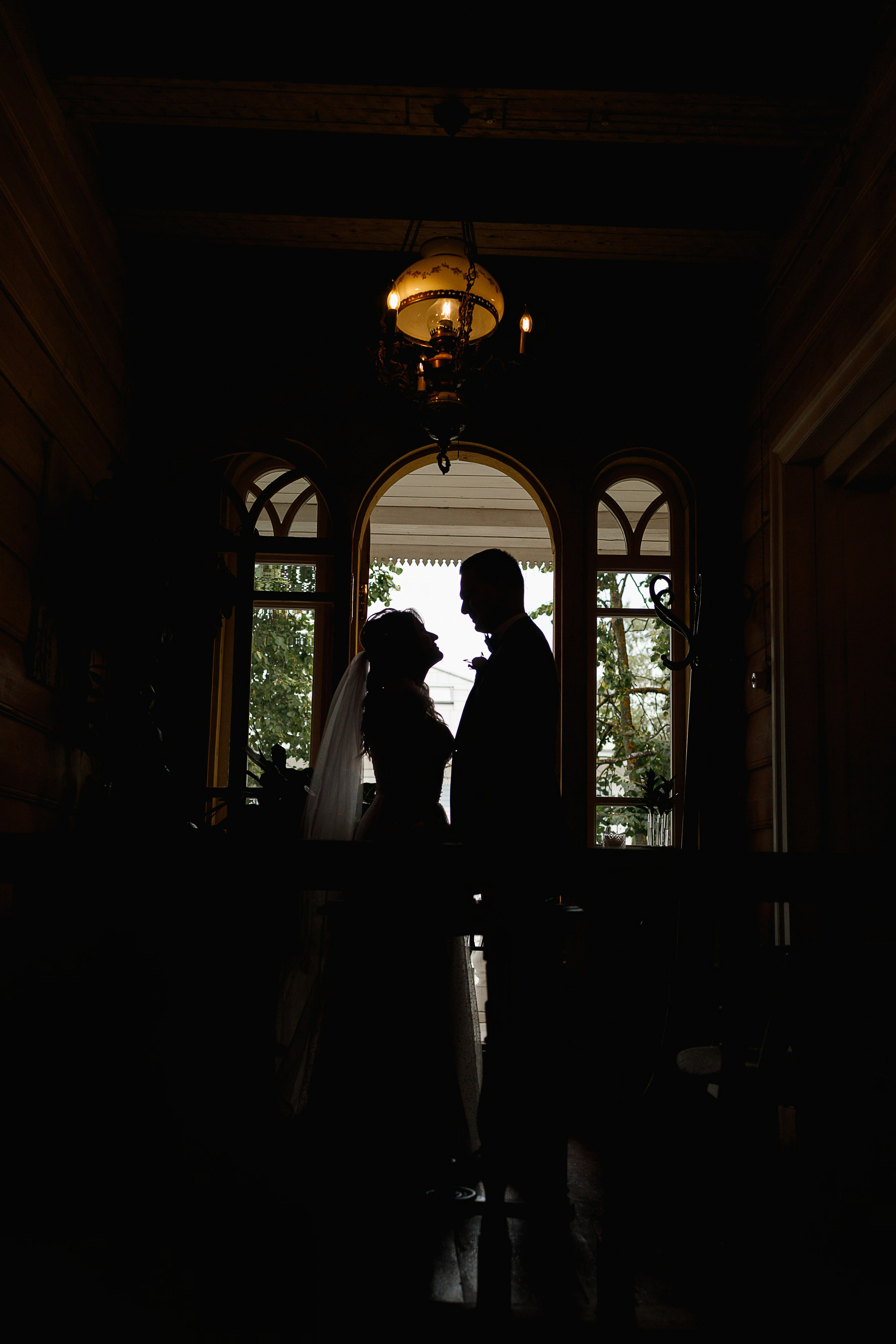 Трогательная выездная церемония в уютном дворике отеля. Олег Сверчков | Свадебный фотограф Вологда