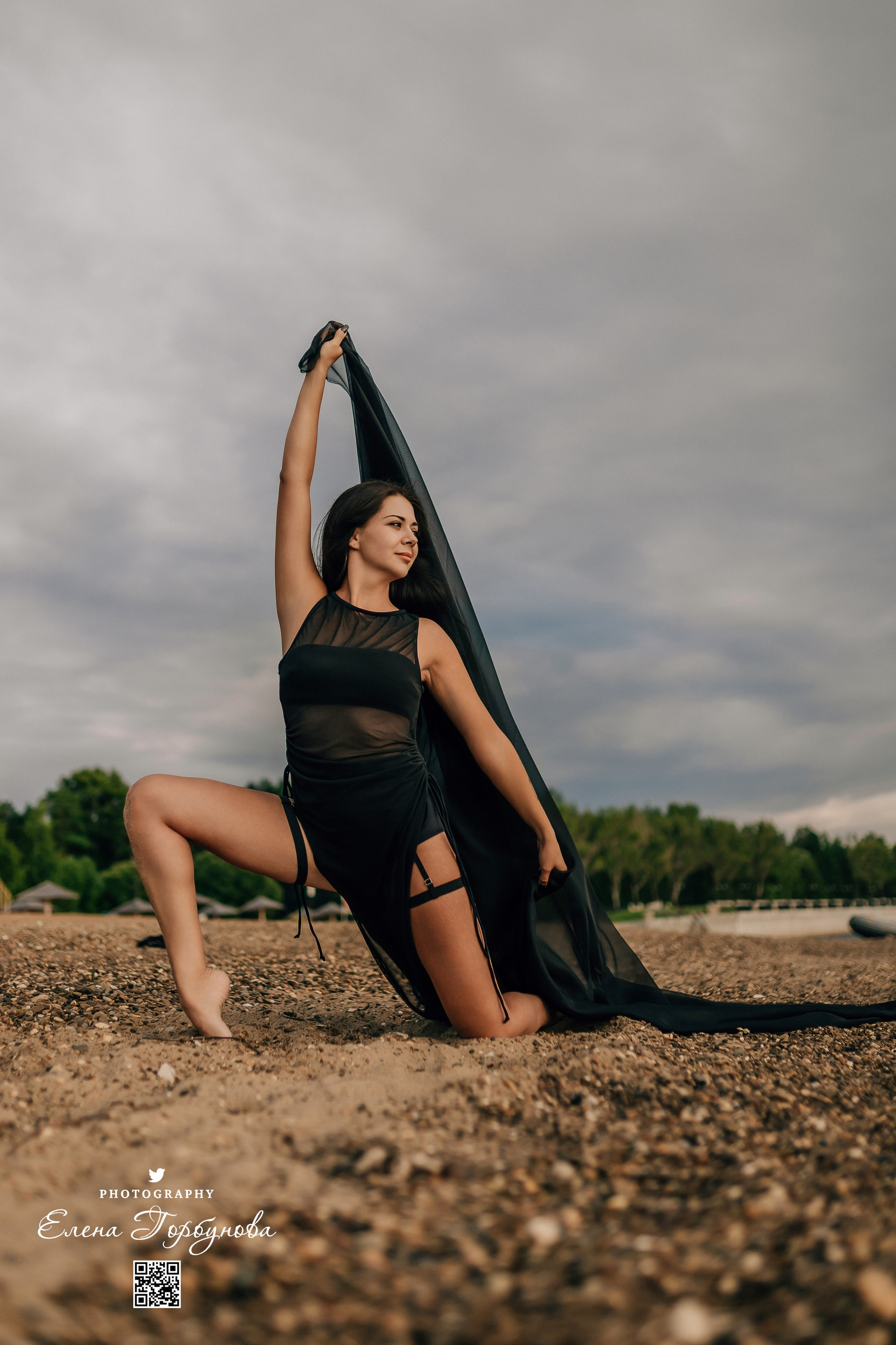 Черная серия с тканью. Набережная. Александра и Таисия. Июль 2025 г. Фотограф Пермь. Свадьбы. Семья и дети, школа, д. сад. Фотокниги