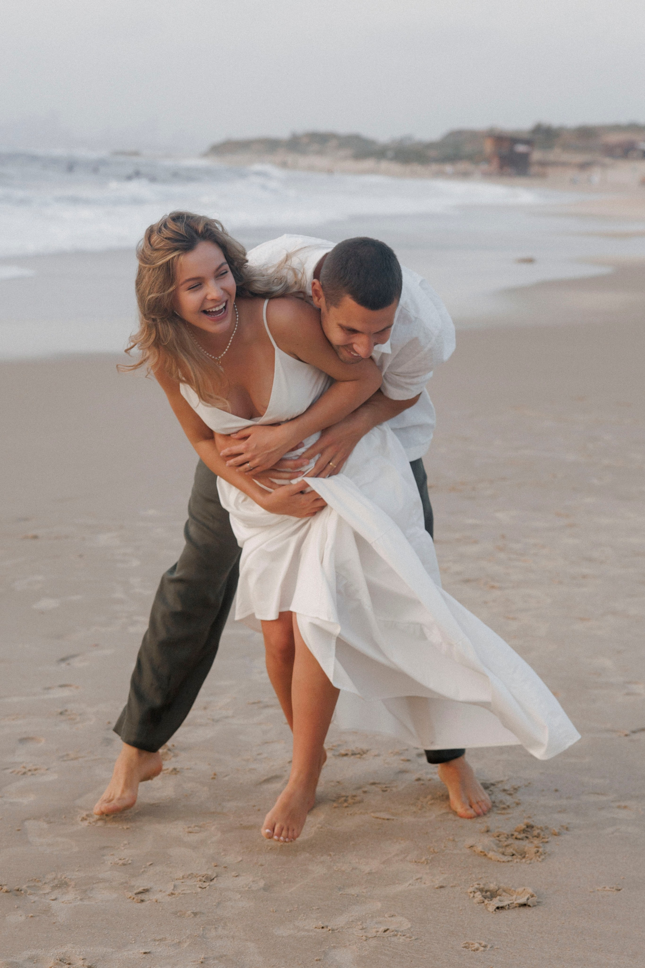 Pregnancy photoshoot near the sea (cloudy weather). Главная