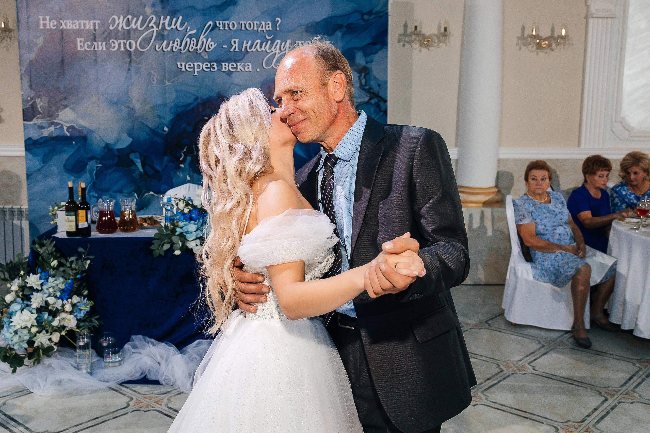 Стильная фотосессия пары в интерьерах ресторана. Олег Сверчков | Свадебный фотограф Вологда