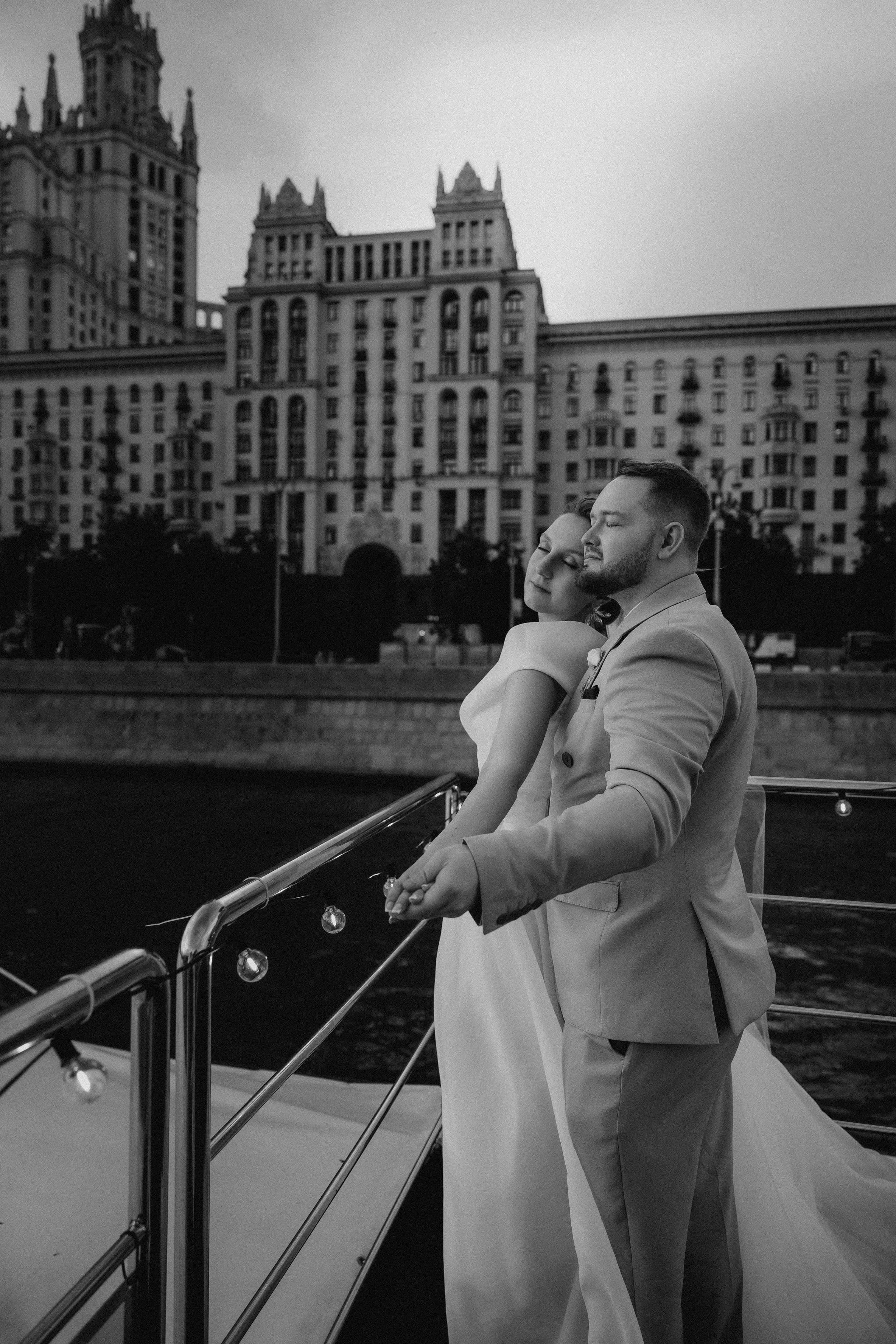 Утро невесты и свадебная фотосессия на теплоходе по Москве-реке