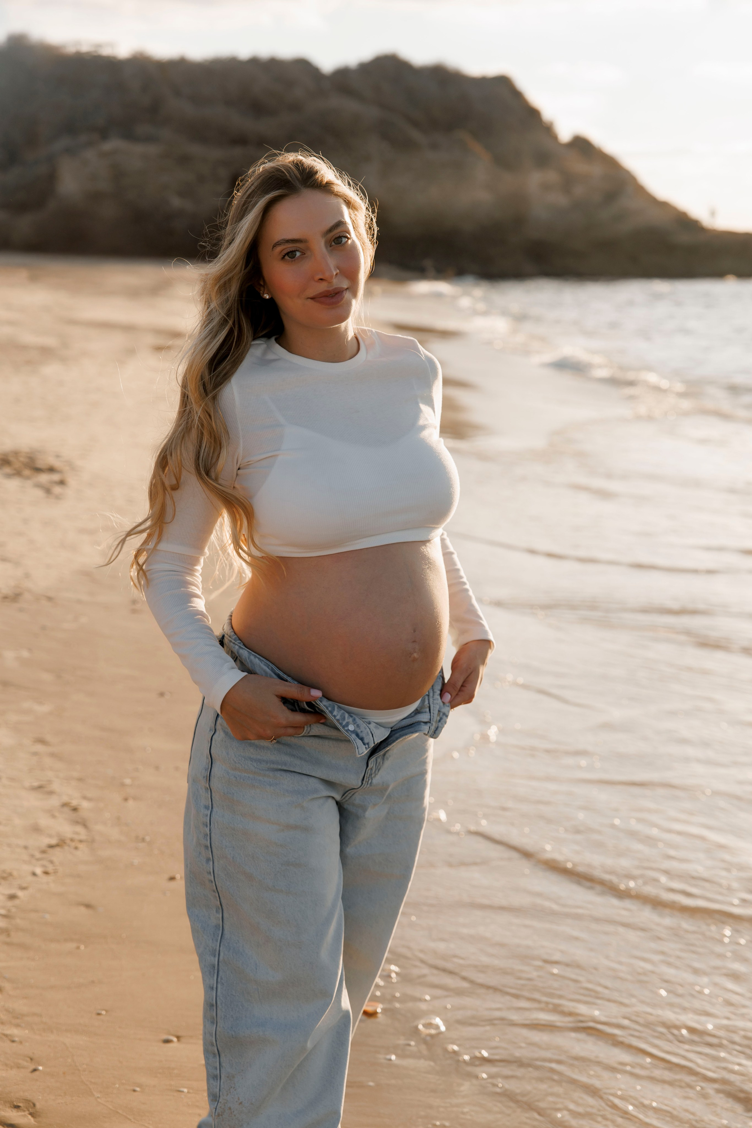 Pregnancy photoshoot near the sea. Wedding and family photographer