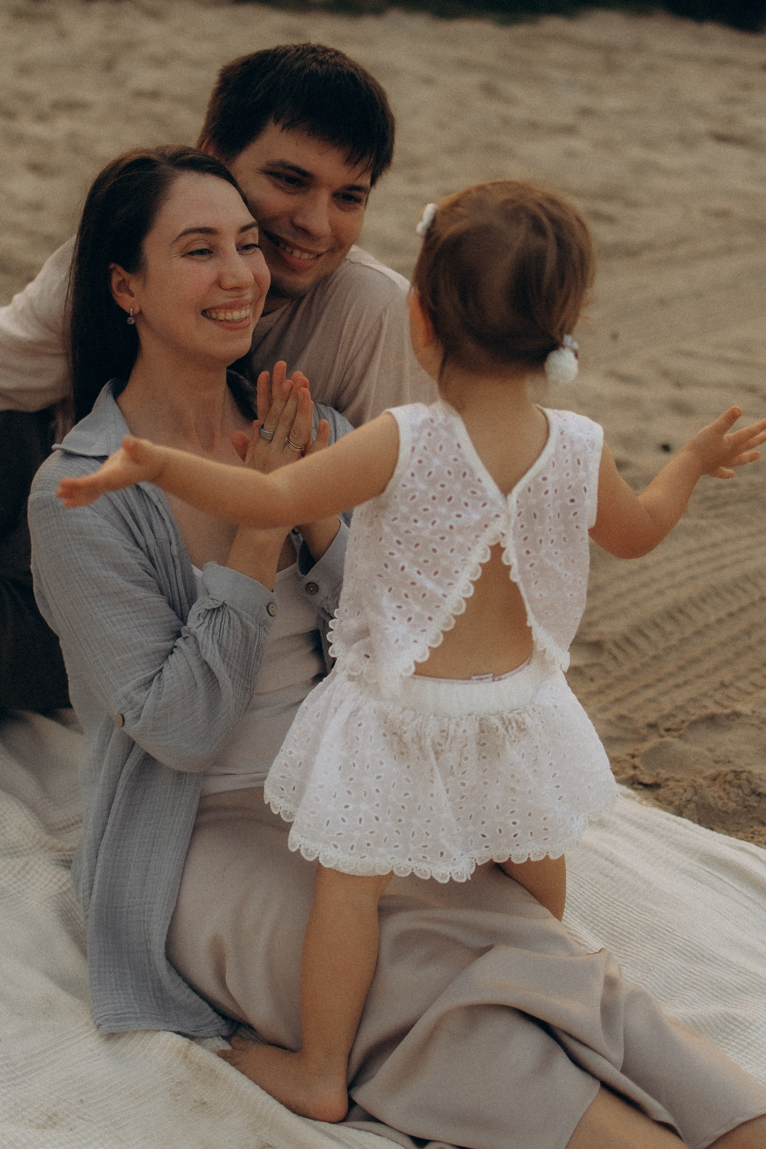 Family lifestyle outside. Family photographer Daria Ugolkova