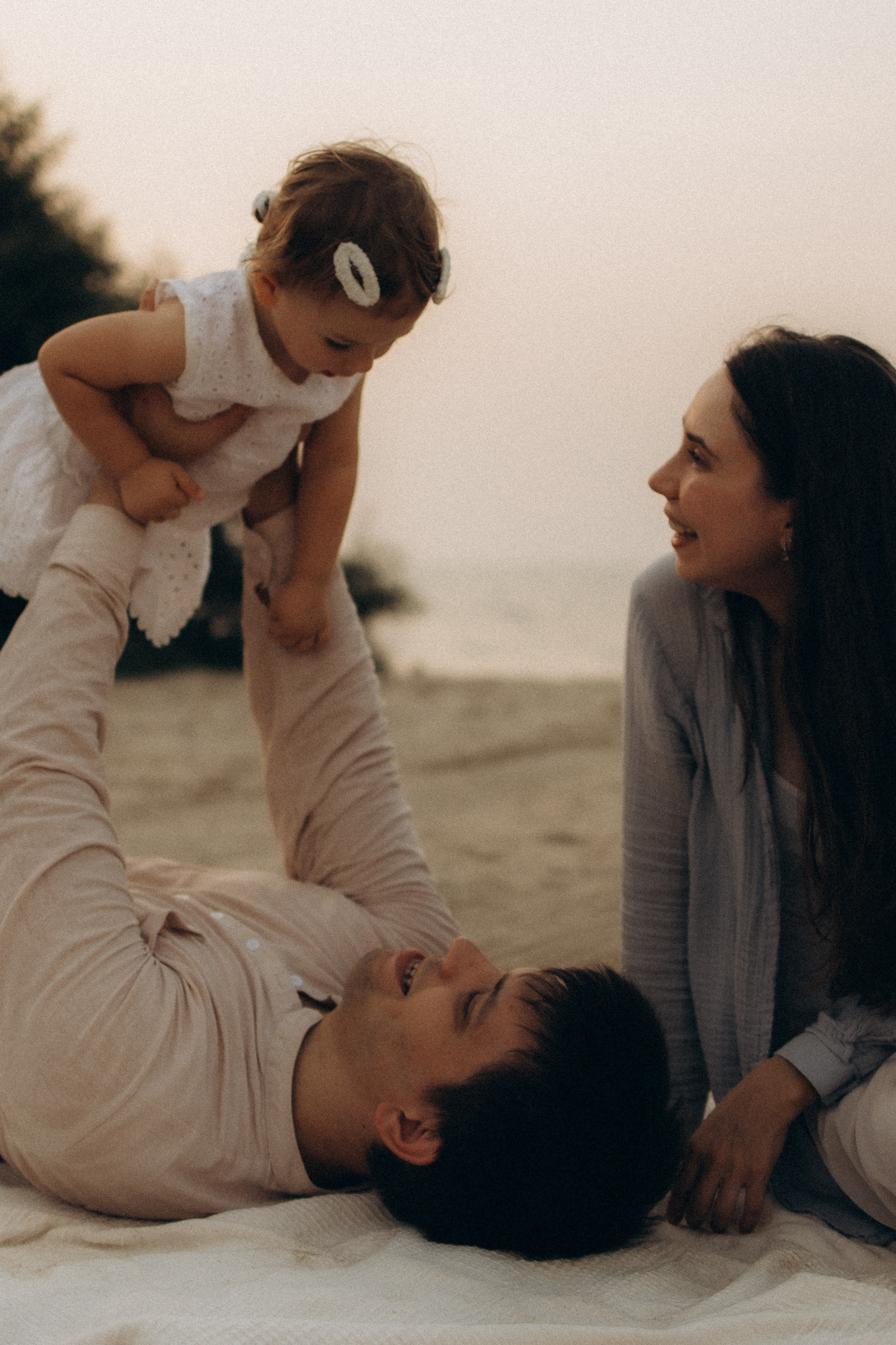 Family lifestyle outside. Family photographer Daria Ugolkova