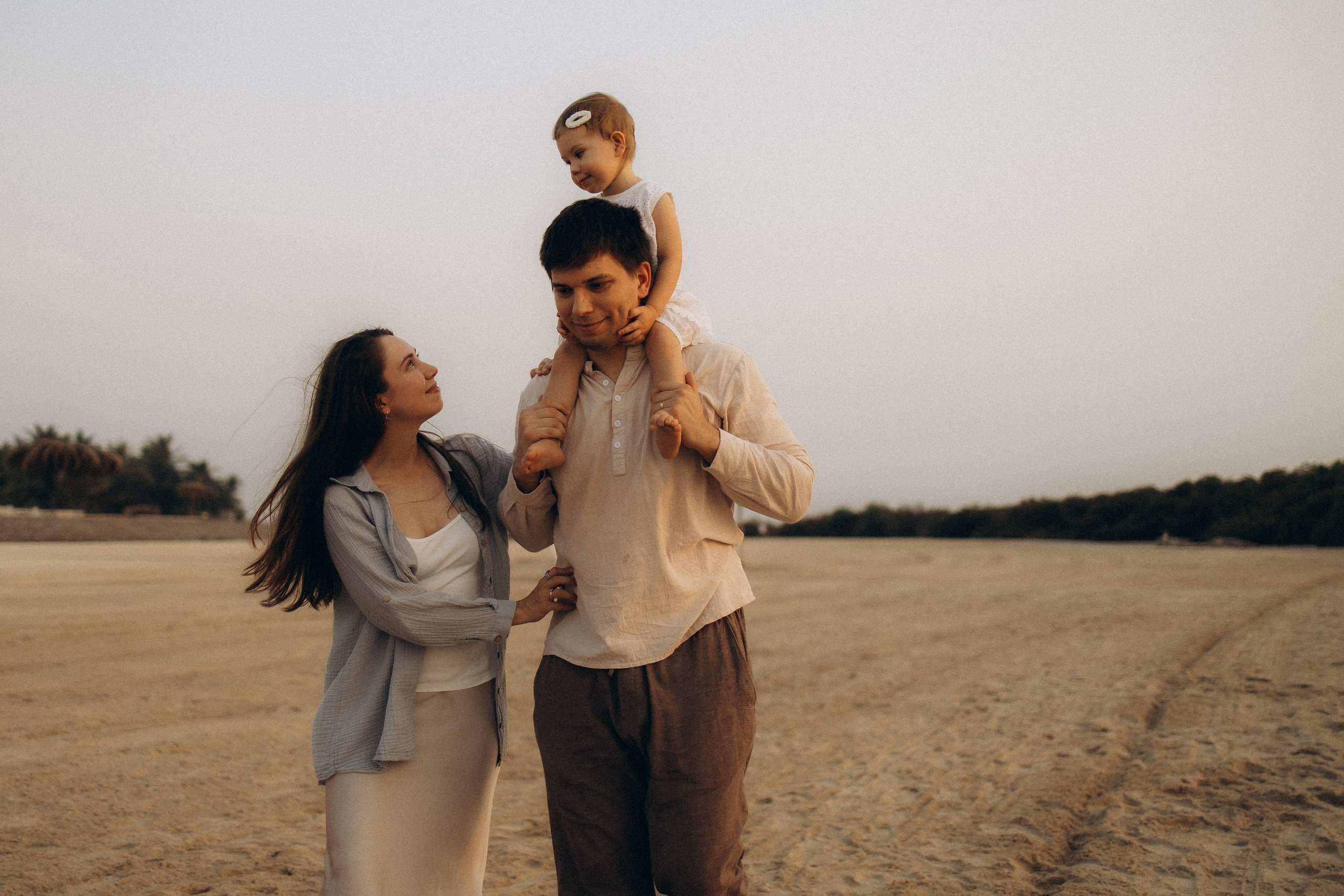 Family lifestyle outside. Family photographer Daria Ugolkova