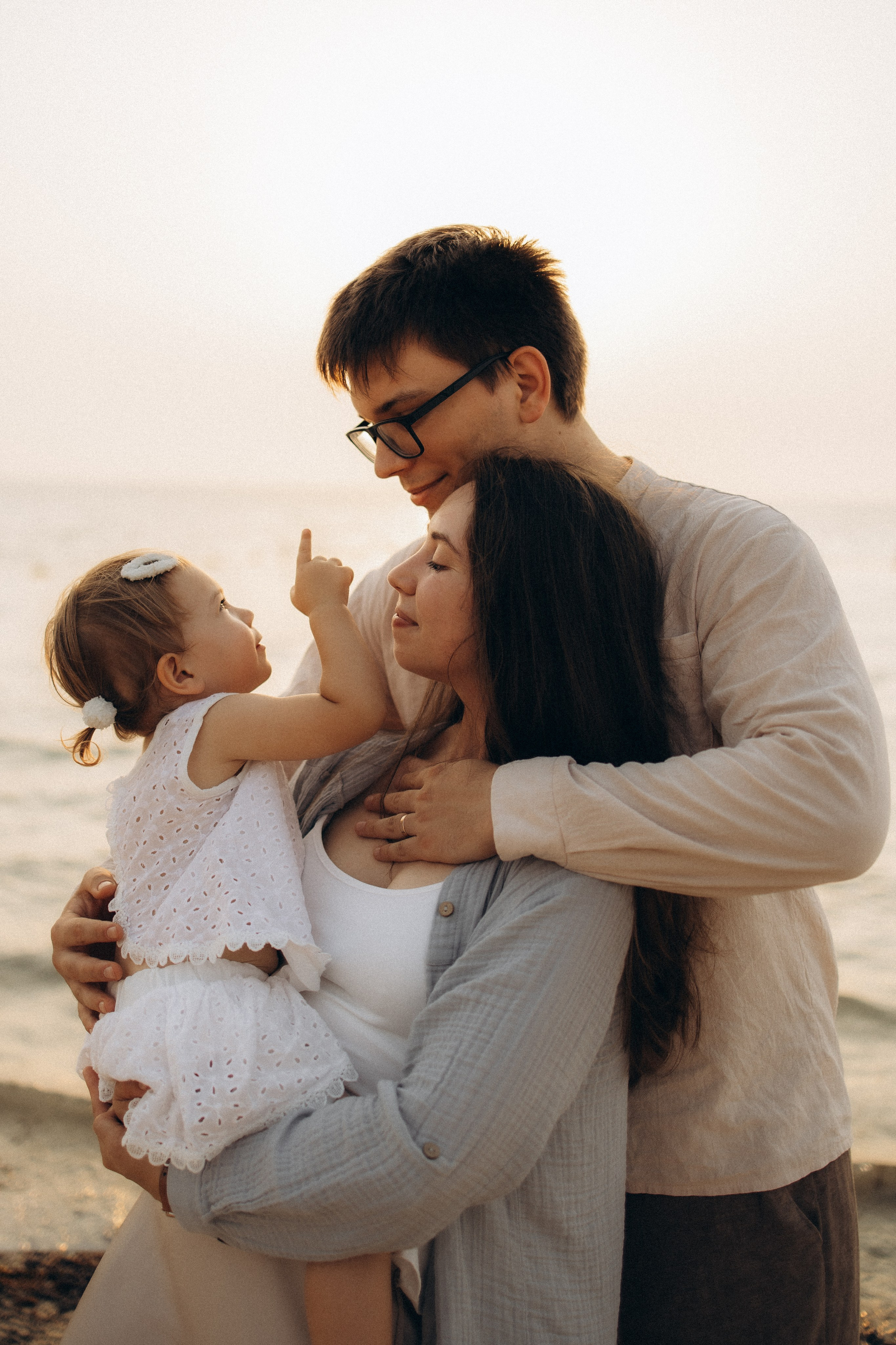 Family lifestyle outside. Family photographer Daria Ugolkova