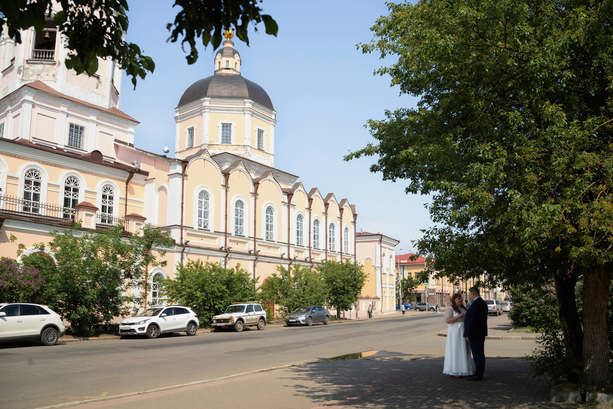 Прогулка в сирени после ЗАГСа Томск (Р. Люксембург). Фотограф в Томске Евгения Гуляева