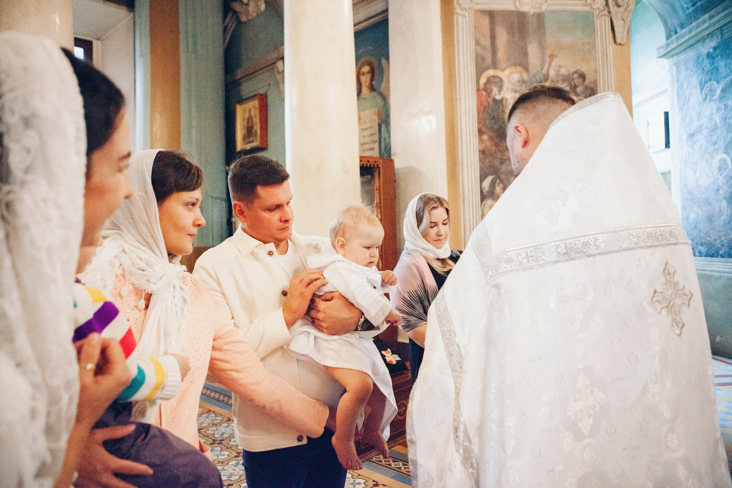 Крещение ребенка в церкви. Фотограф Ольга Ефремова