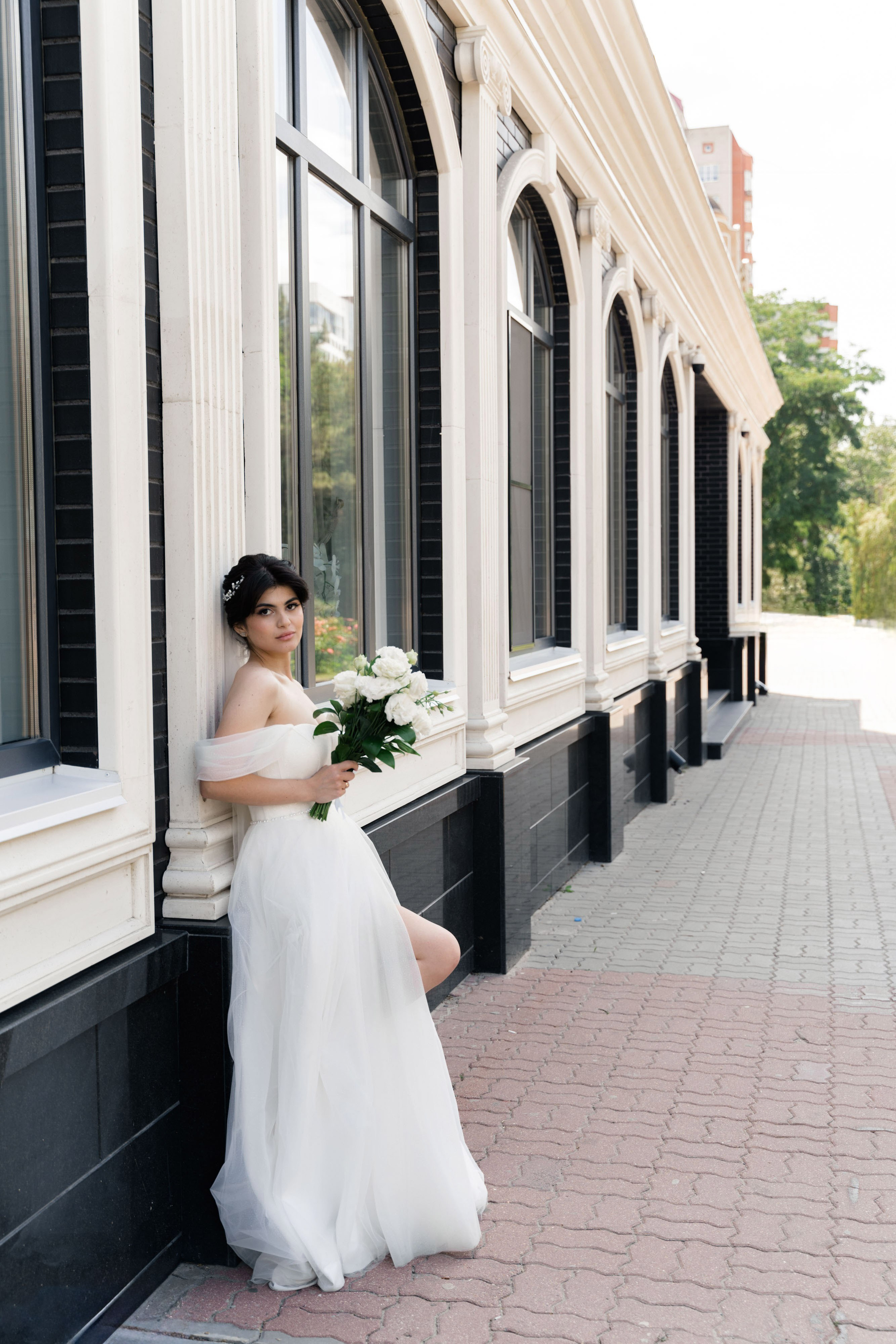 фотосессия жениха и невесты возле Кировского ЗАГСа Ростов на&nbsp;Дону