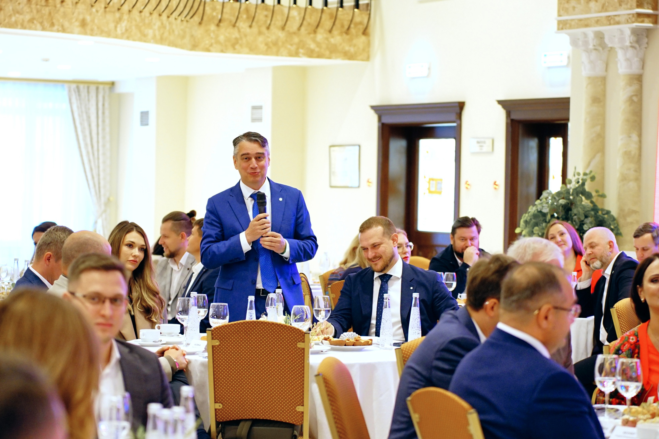 профессиональный репортажный фотограф на деловой форум