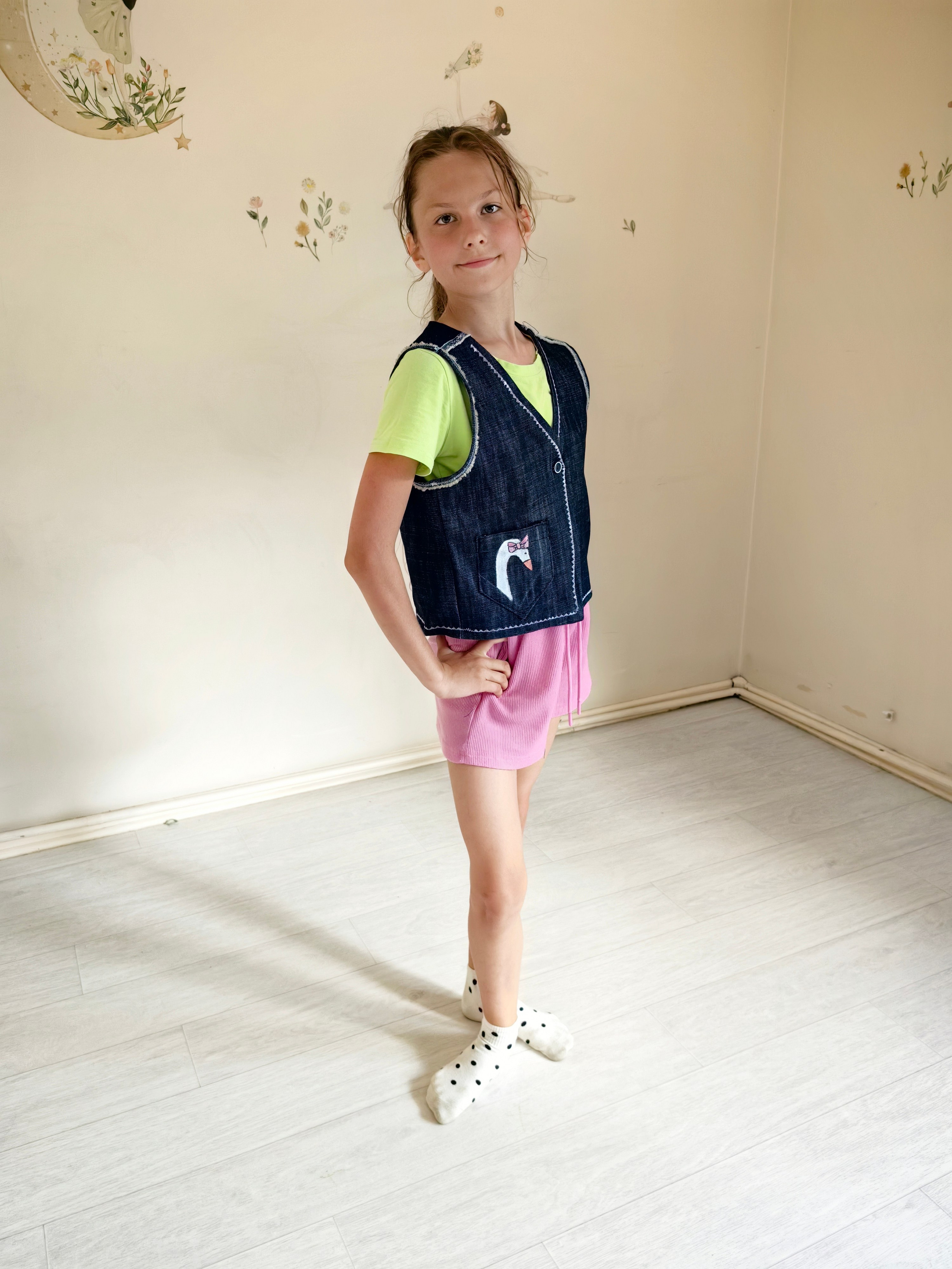 Дизайнерские жилетки из джинсы с декором в технике синель, росписью ткани, вышивка. Шьют дети. Владивосток. Школа для девочек во Владивостоке — Само Совершенство