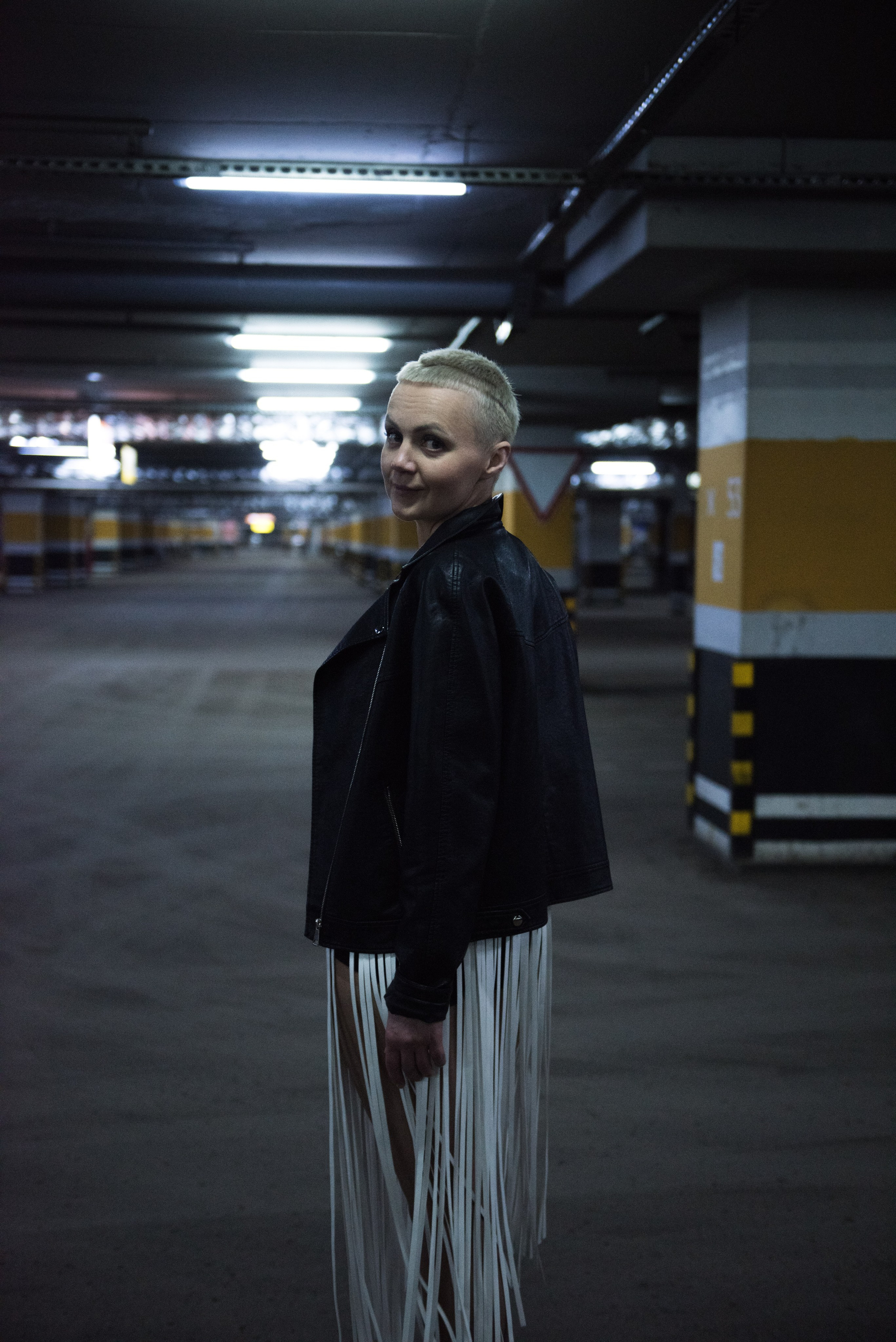 Юля. съёмка на паркинге. Арт фотограф