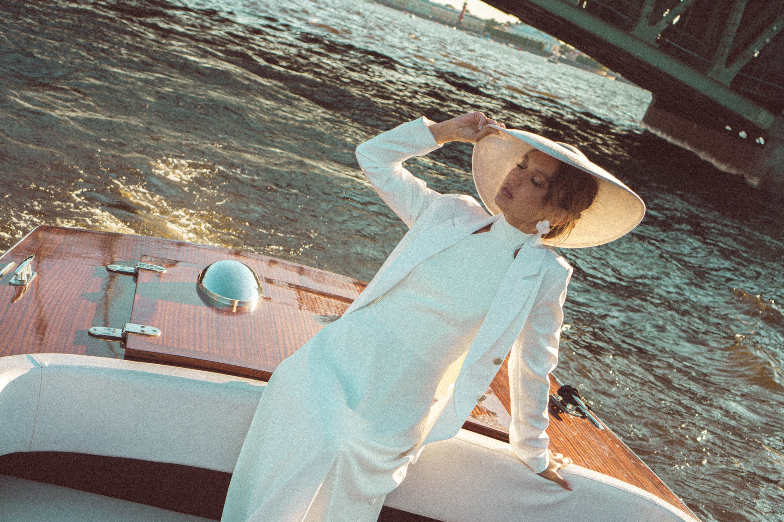 СВАДЕНБНАЯ СЬЕМКА НА КАТЕРЕ ПО КАНАЛАМ САНКТ-ПЕТЕРБУРГА И В АКВАТОРИИ НЕВЫ. Профессиональный фотограф, Санкт-Петербург — Виктория Богомолова