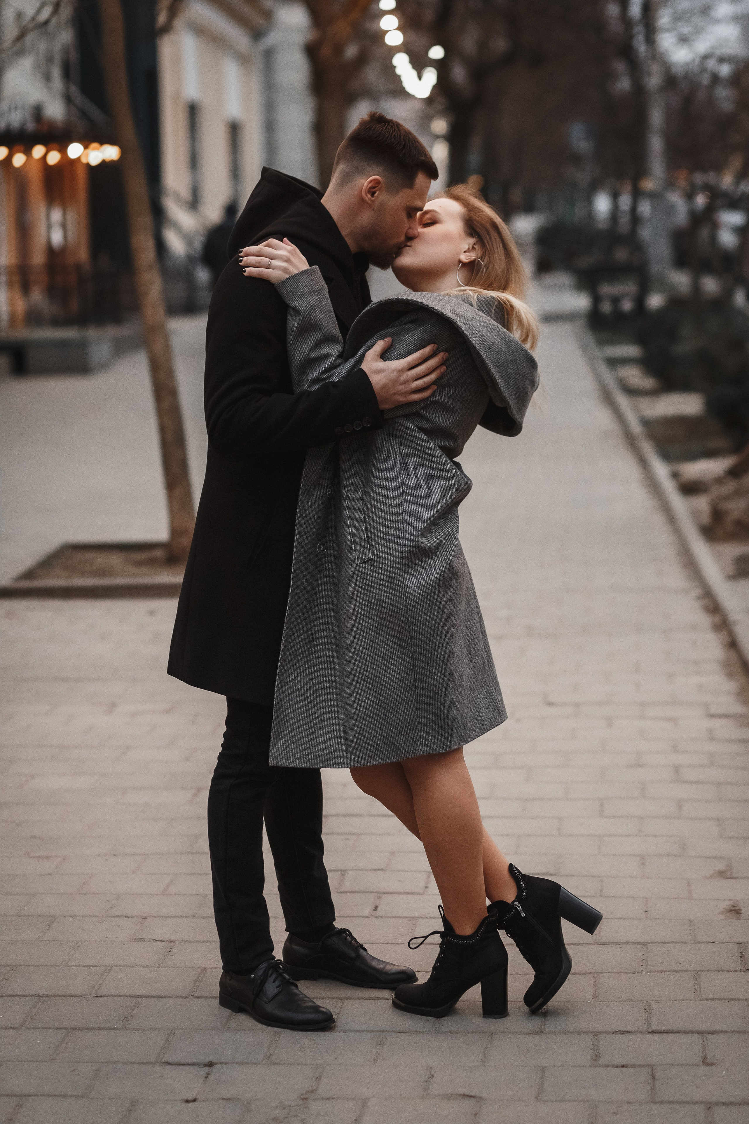 Романтическая фотосессия Никиты и Марины у Театра Чехова в Таганроге. Свадебный и семейный фотограф в Таганроге Бакарюк Антон