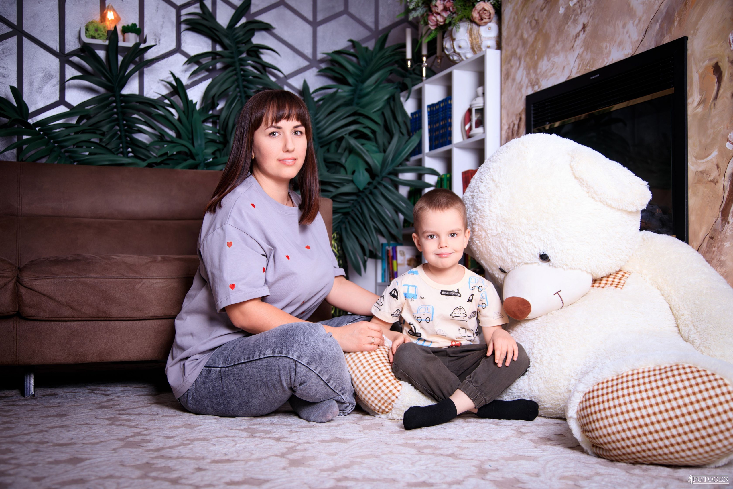 Семейная фотосессия: мама с детьми | Портфолио Fotogen. Интерьерная фотостудия FOTOGEN г. Краснодар