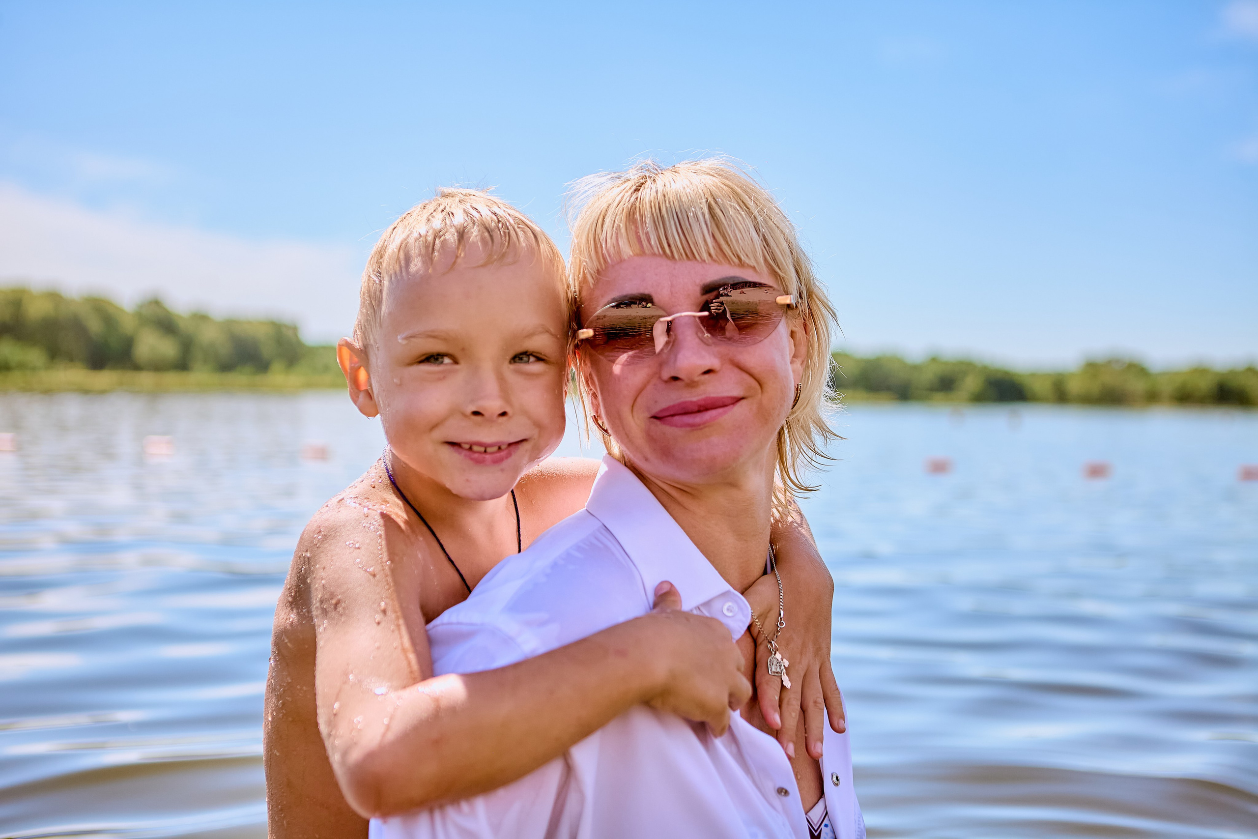Семейная прогулка летом на озере
