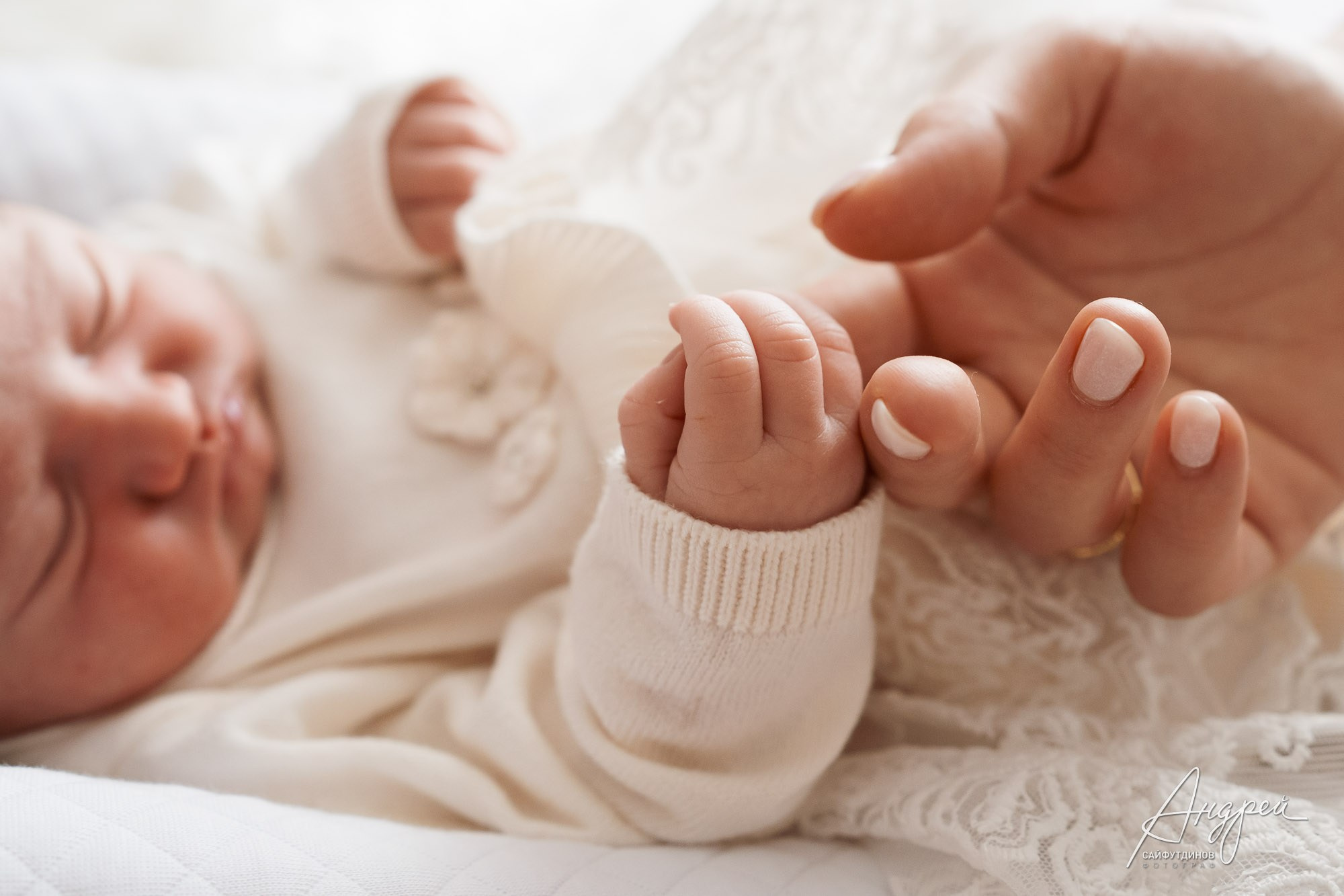 Новорожденная девочка спит в уютной домашней обстановке, фотосессия младенца в Ростове-на-Дону, фотограф Андрей Сайфутдинов.