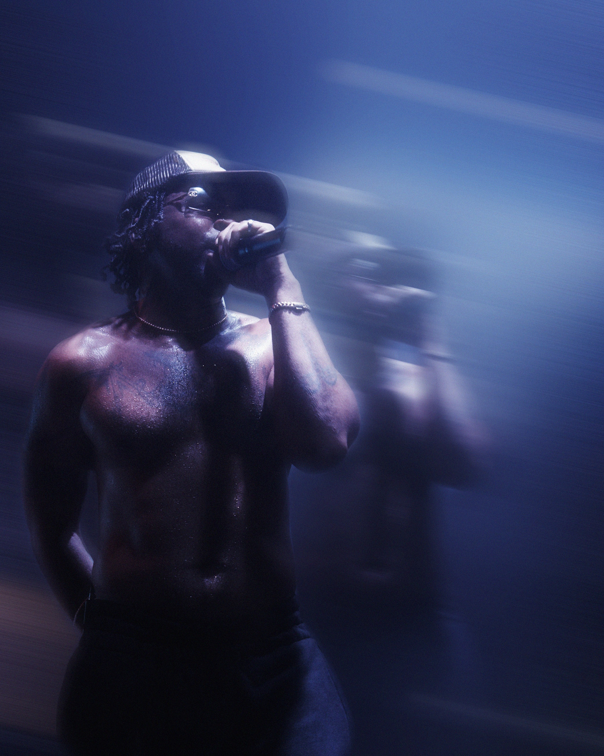 Azizi Gibson. NOIZOMAX Художественный фотограф в Дубай