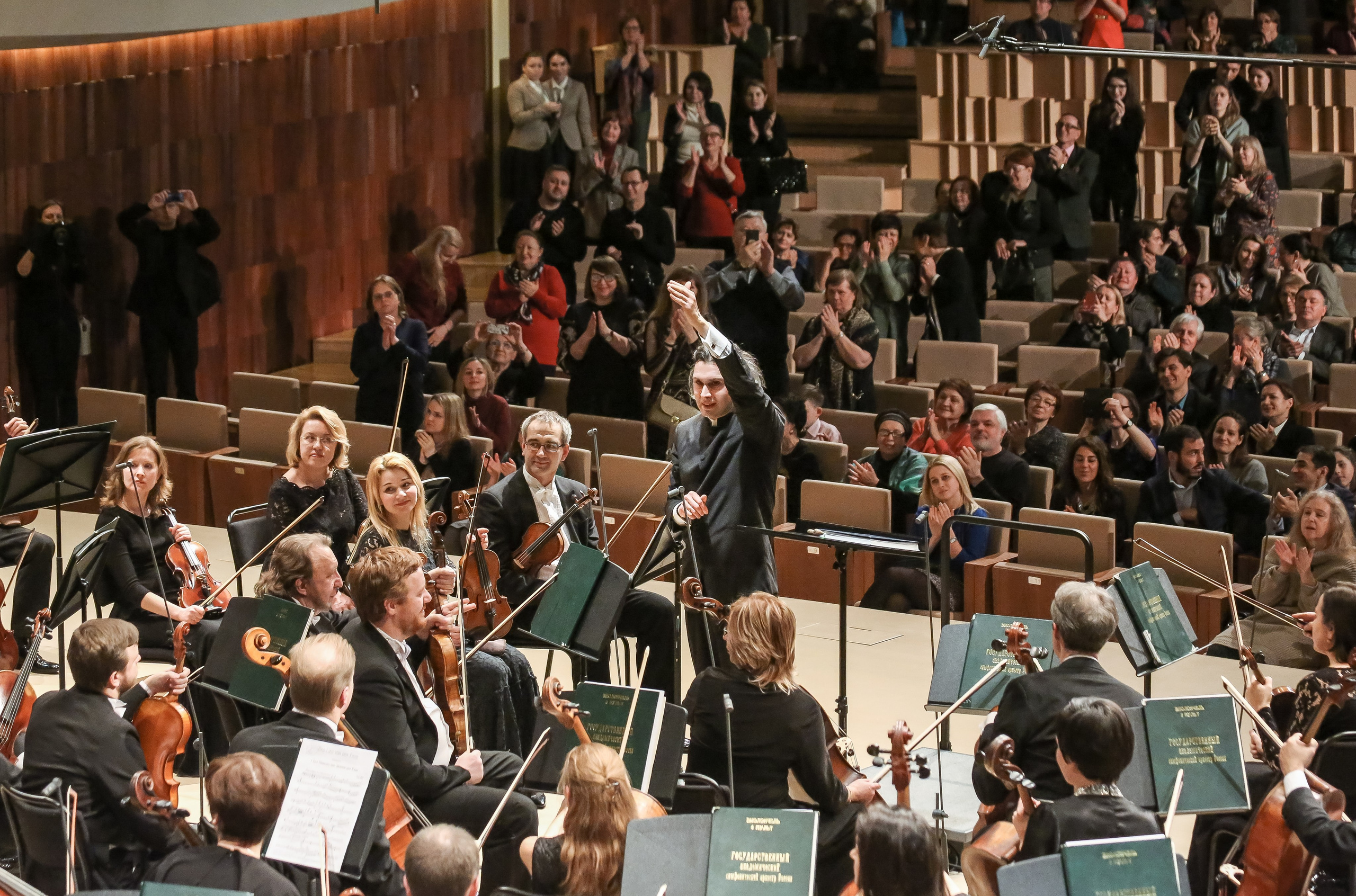 Буря и протест — Владимир Юровский сыграл Гайдна и Шостаковича в новом зале Зарядье. Дарья Письменюк / Darya Leitstern — фотограф, музыкант, журналист, путешественник