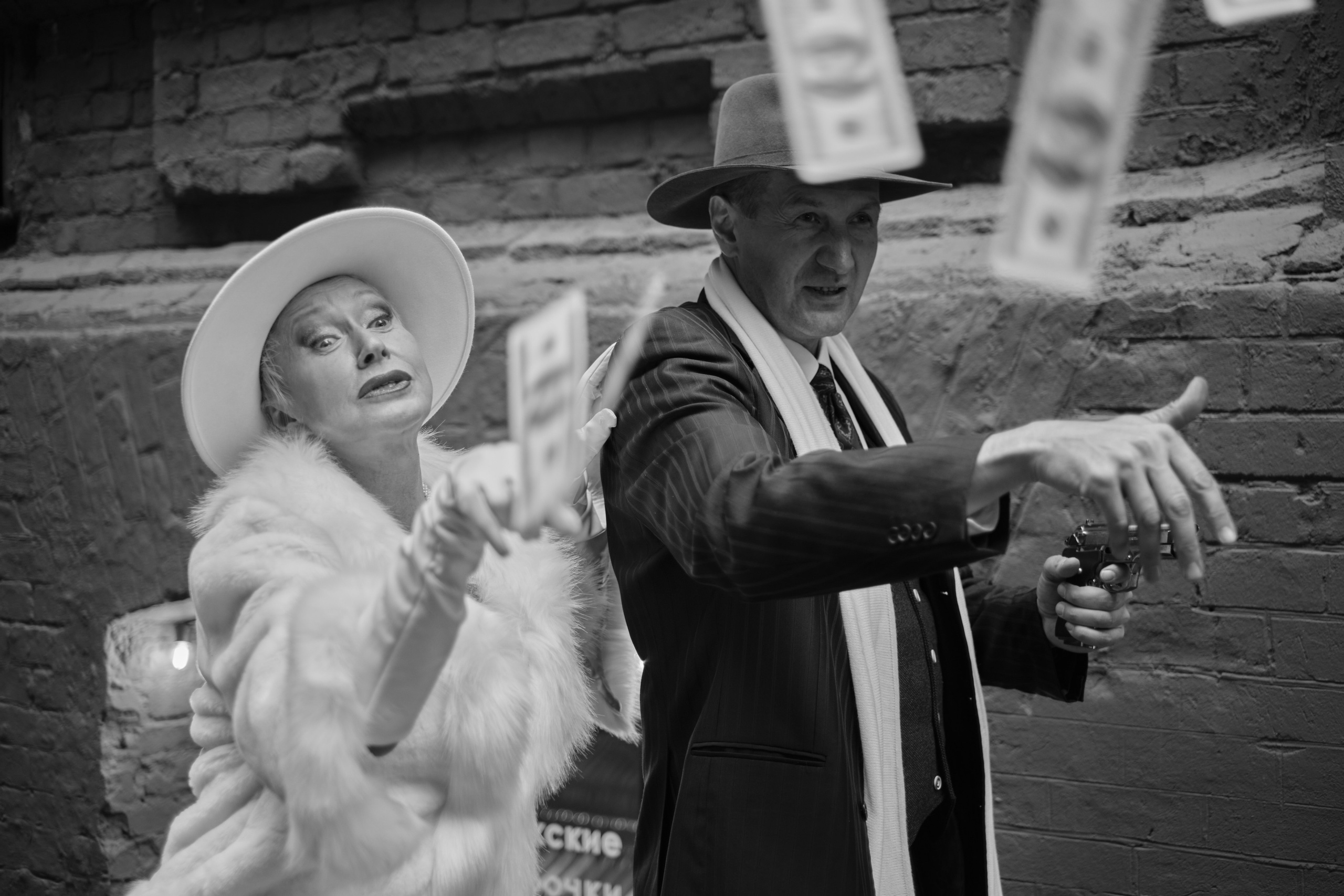 Мужчина и женщина бросают доллары