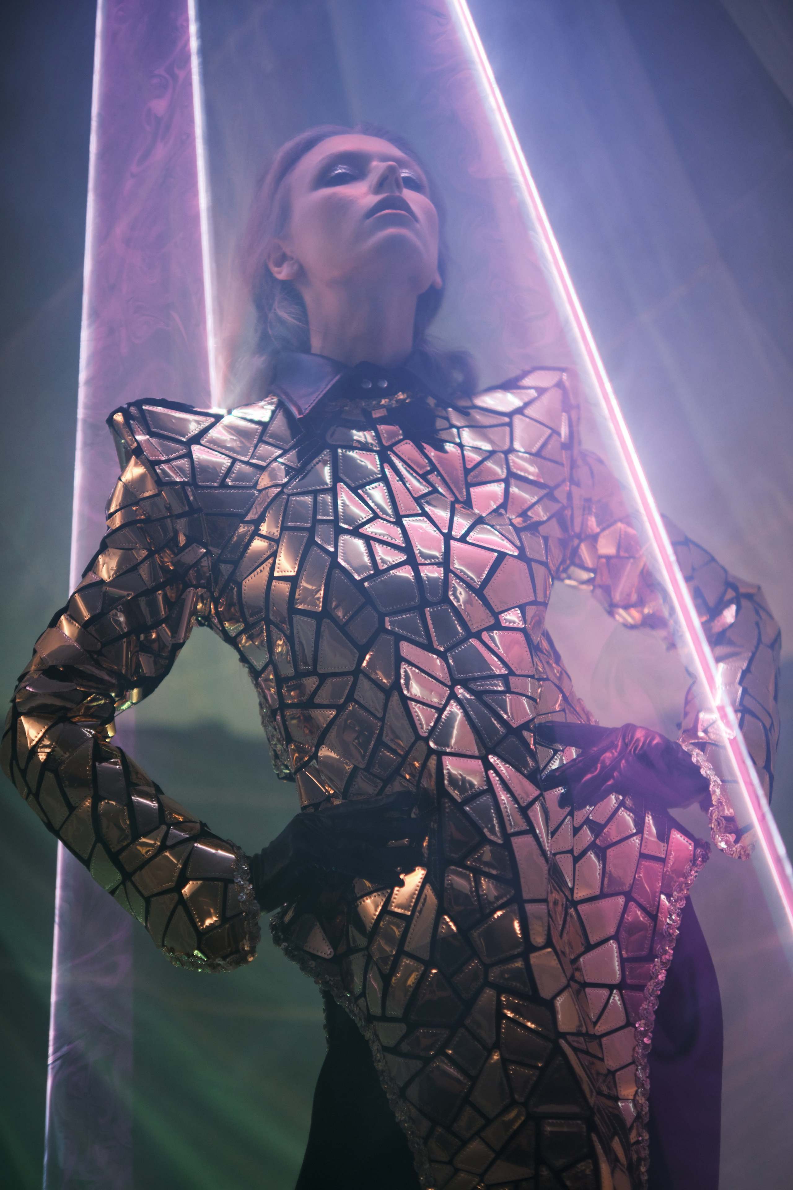 Фотосессия в стиле футуристической моды девушка в зеркальном костюме с отражения лазера