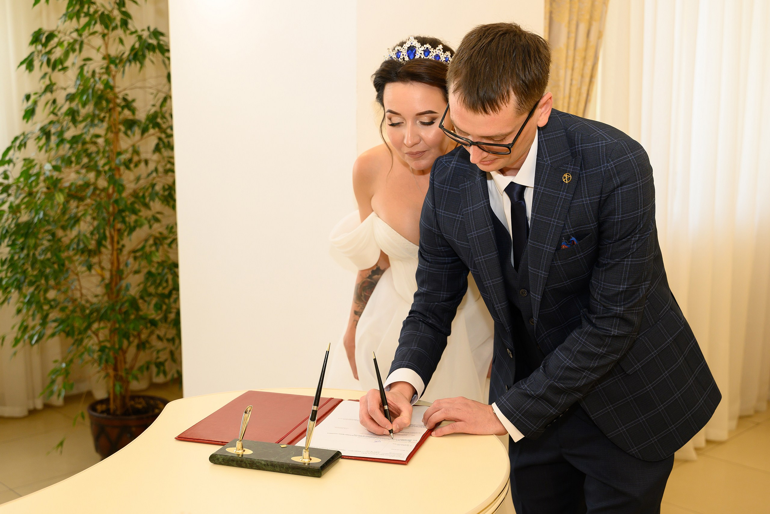 Жених ставит подпись в Прикубанском ЗАГСе Краснодара.