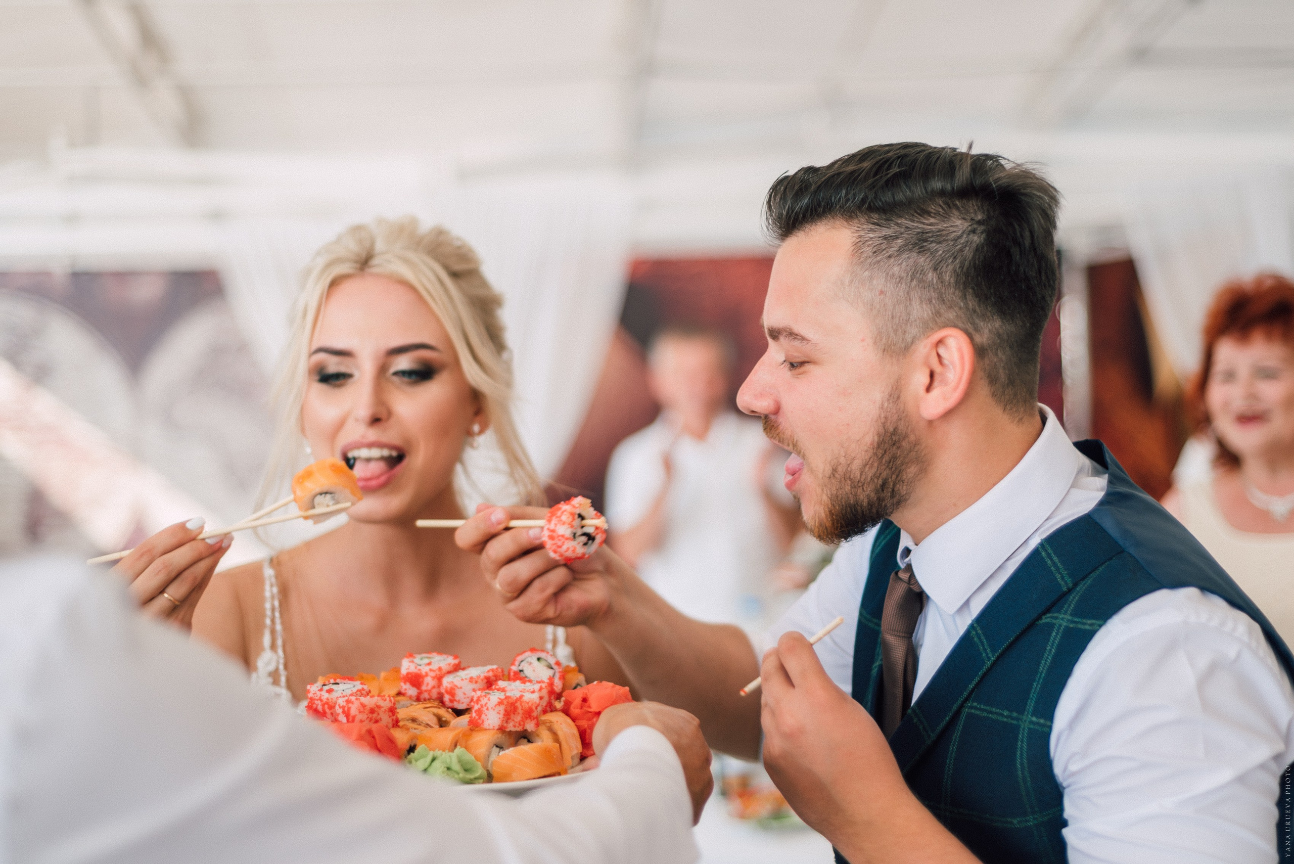 Жених и невеста кусают роллы вместо каравая