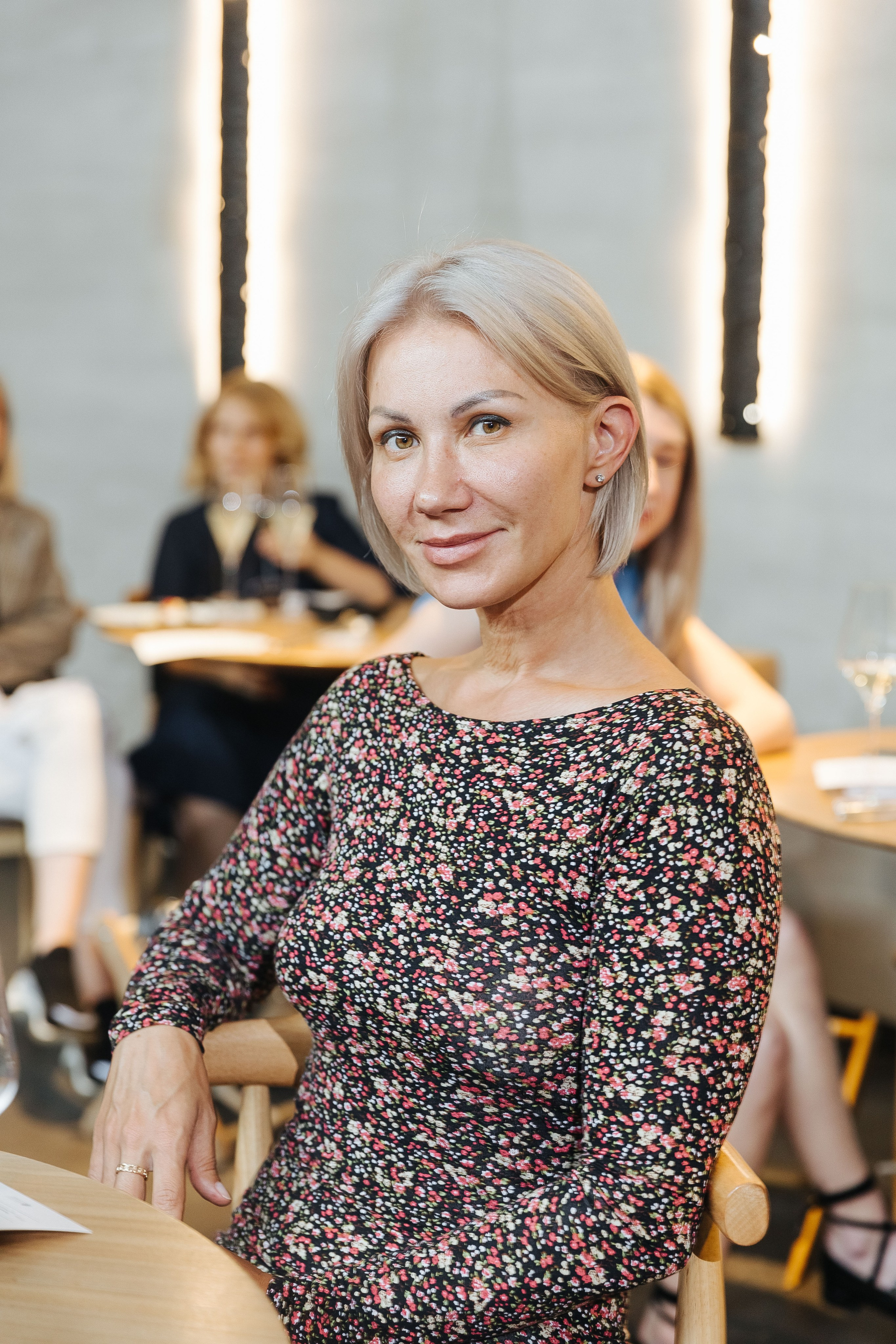 Презентация открытия магазина женской одежды GLVR в ресторане Fresco. Фотограф в Красноярске Надежда Воскресенская
