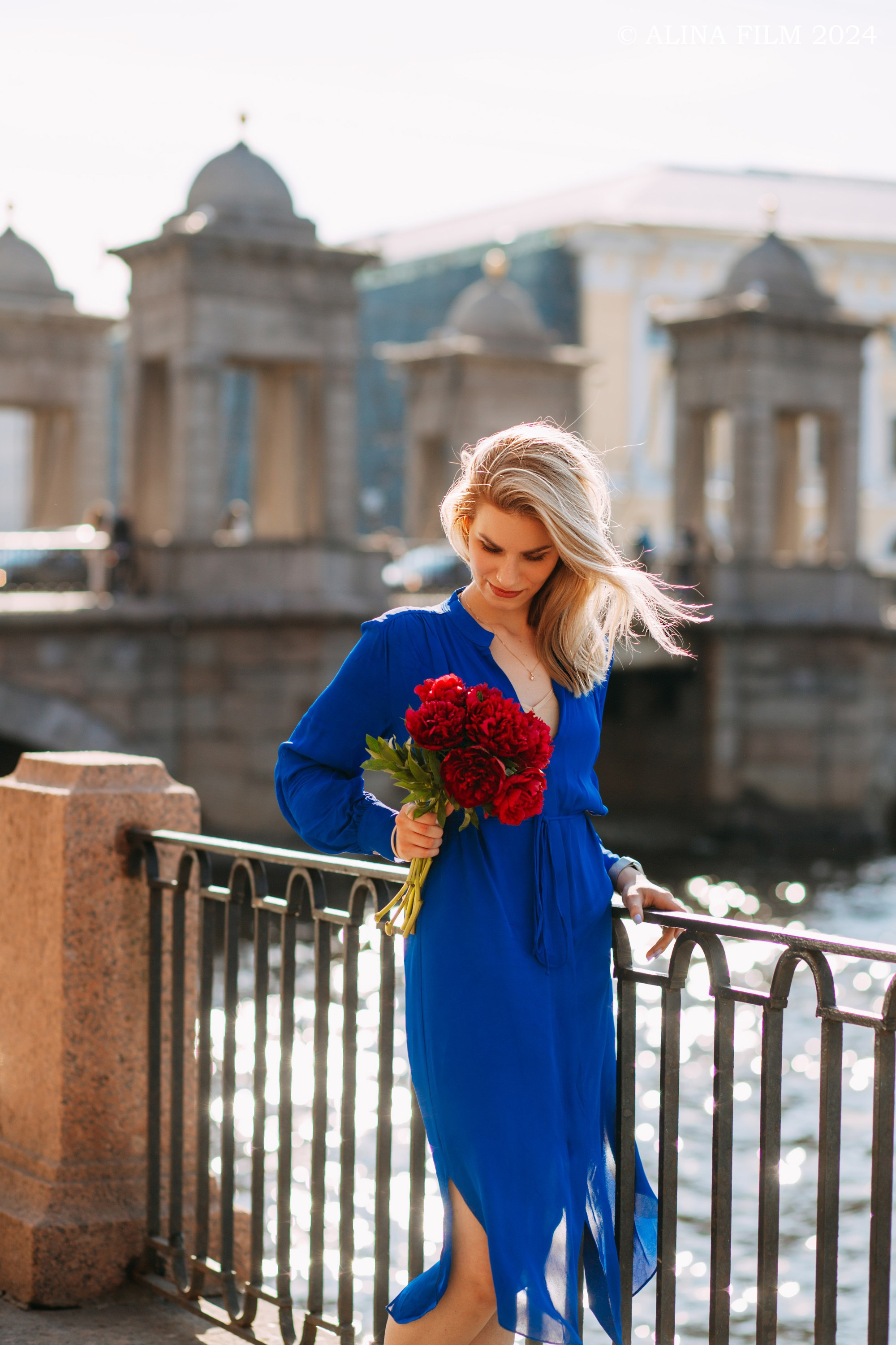 Девушка по городу шагает босиком. Фотограф в Санкт-Петербурге Alina Film