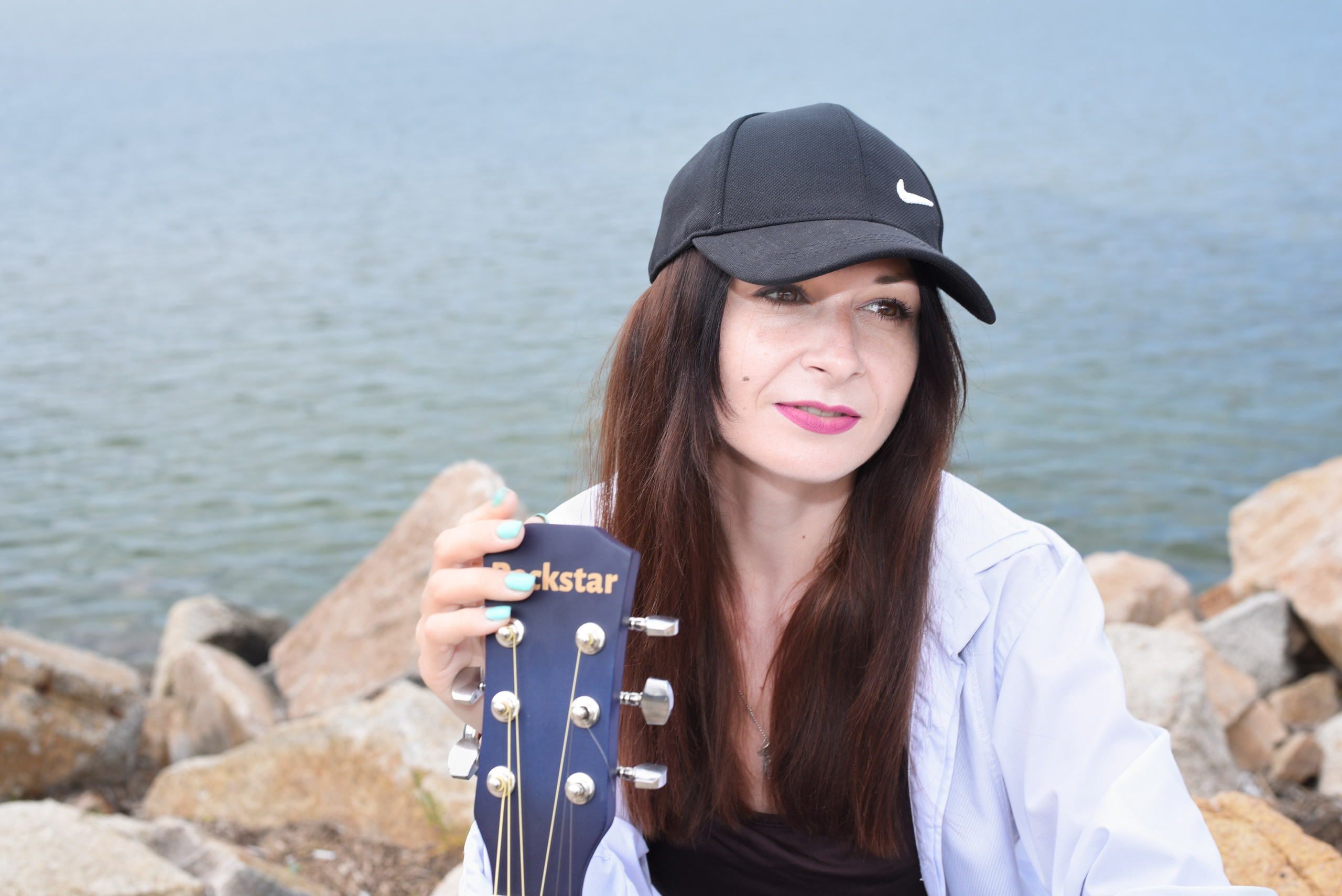 Девушка с гитарой. Главная