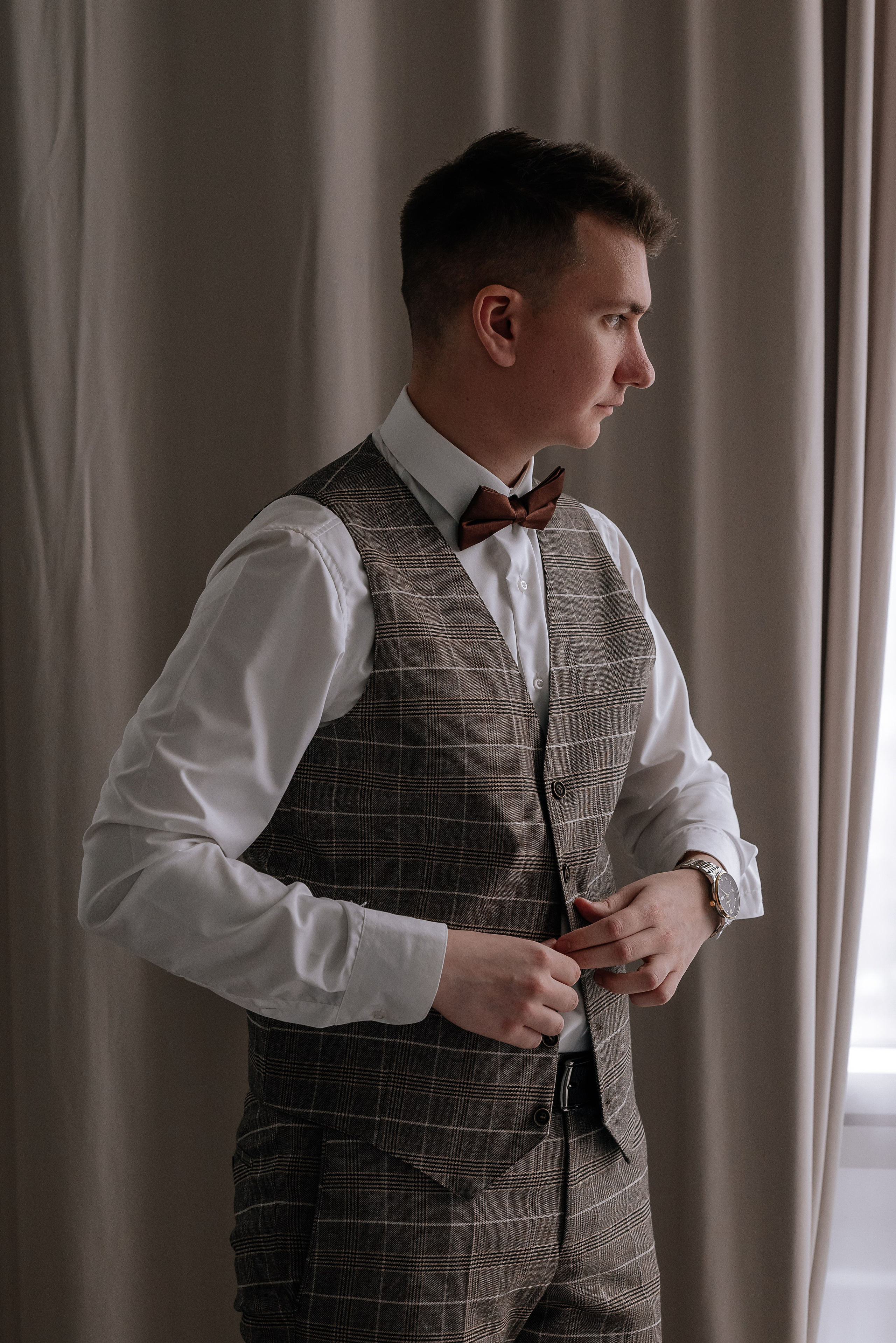 Образ жениха, костюм для жениха в коричневых тонах