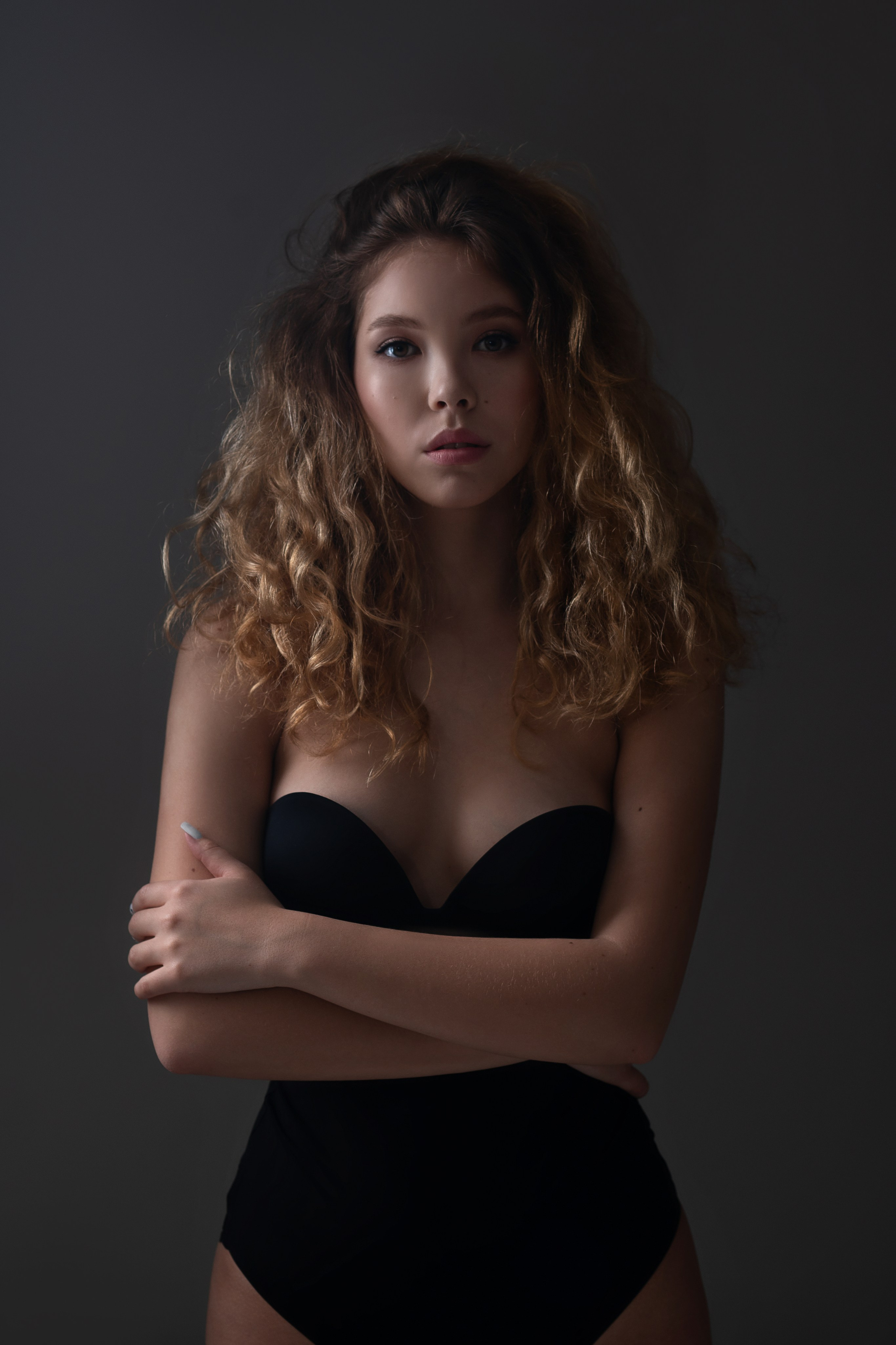 Фотосъемка с использованием флага для осечения света (фотосессия портретная в студии)