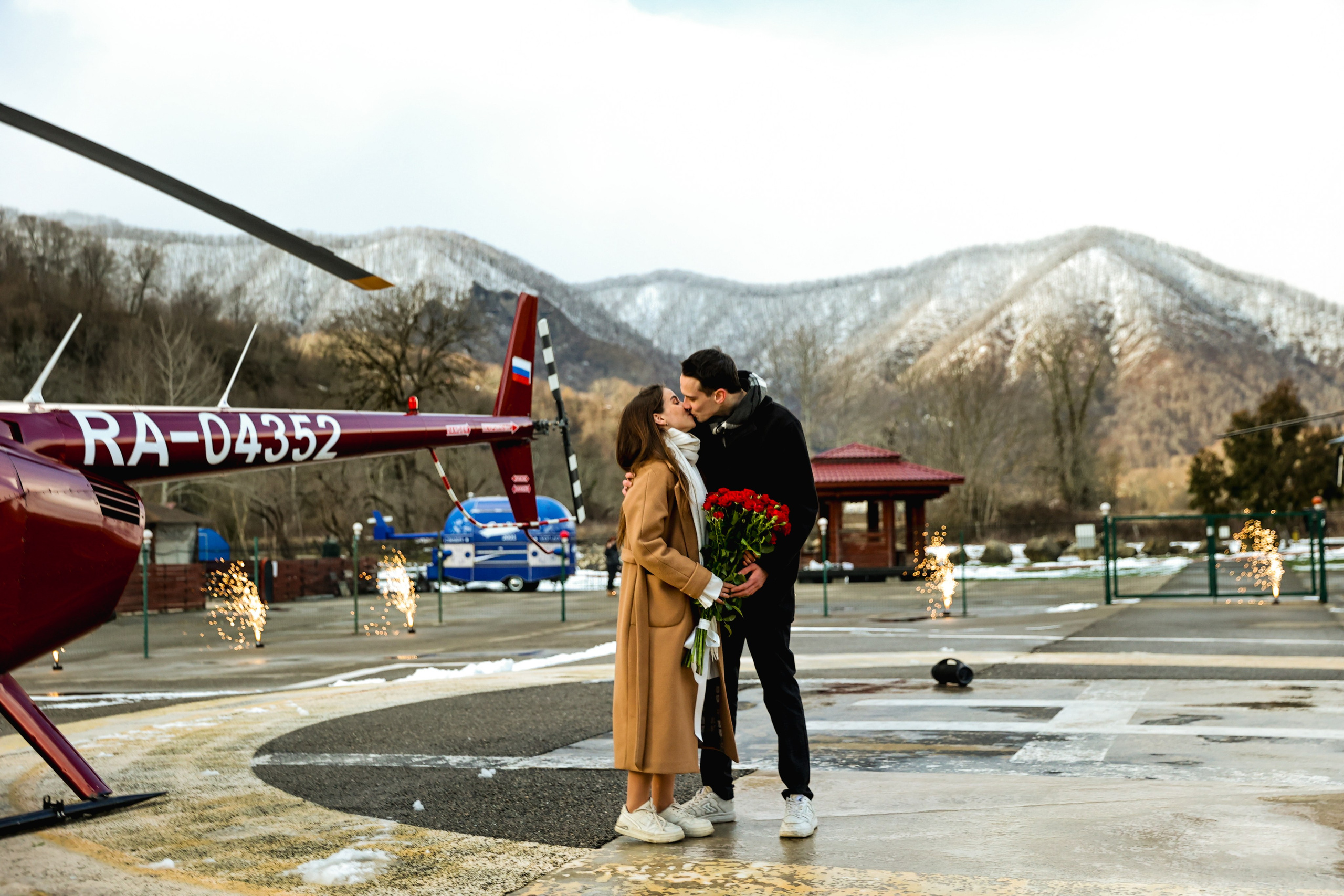 Любовная фотосессия пары на вертолетной площадке в Сочи