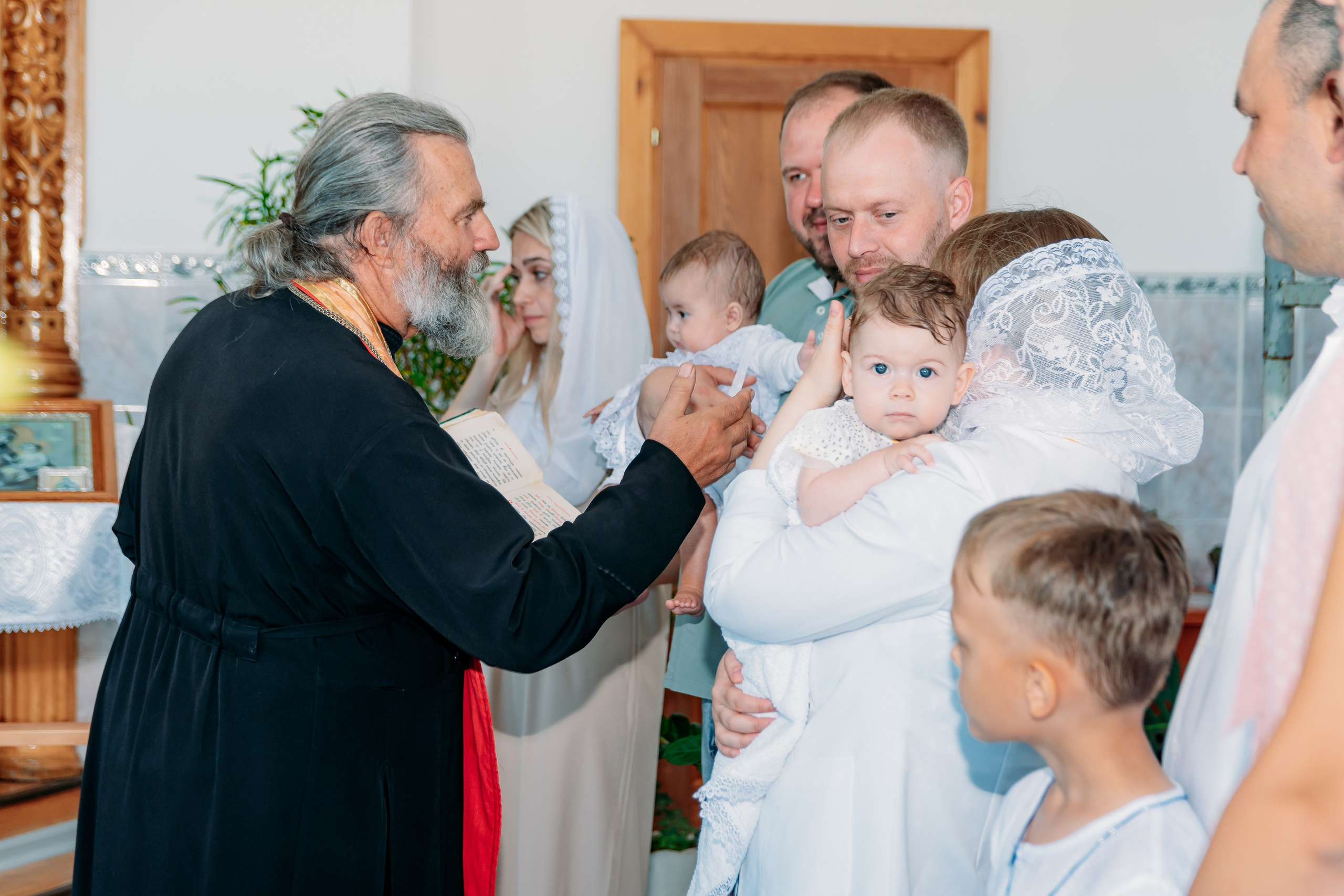 Таинство крещения. Фотограф Алёна Царькова. Киселевск