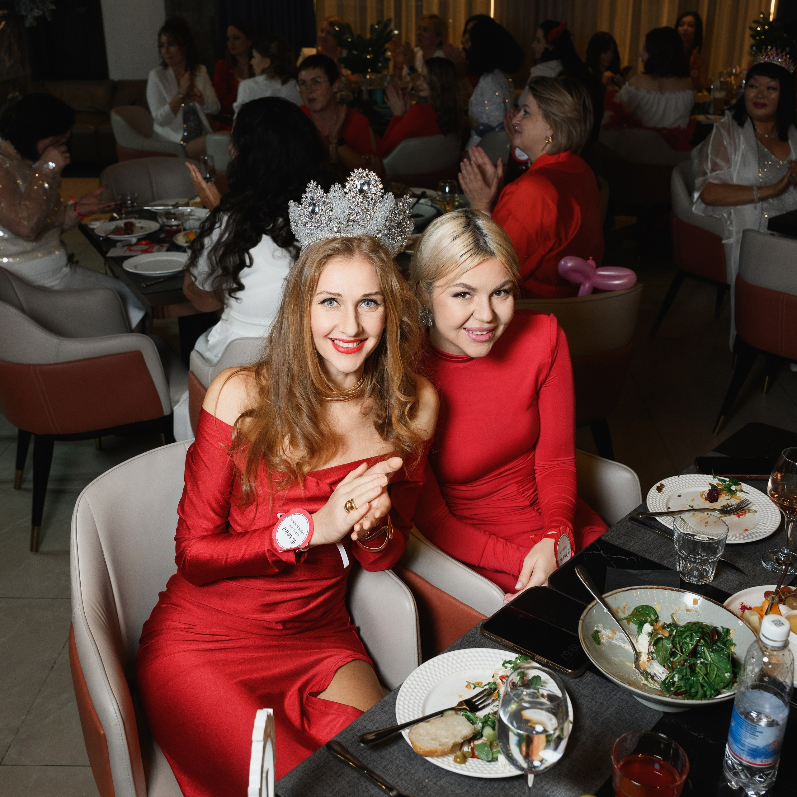 Репортажная съемка форума бизнес-мам в Петропавловске-Камчатском. Деловой форум для женщин-предпринимателей в городском пространстве. Эстетика репортажа в зале с мягким освещением и живыми эмоциями участниц. Вдохновляющие выступления спикеров и неформальное общение на форуме в Петропавловске-Камчатском.