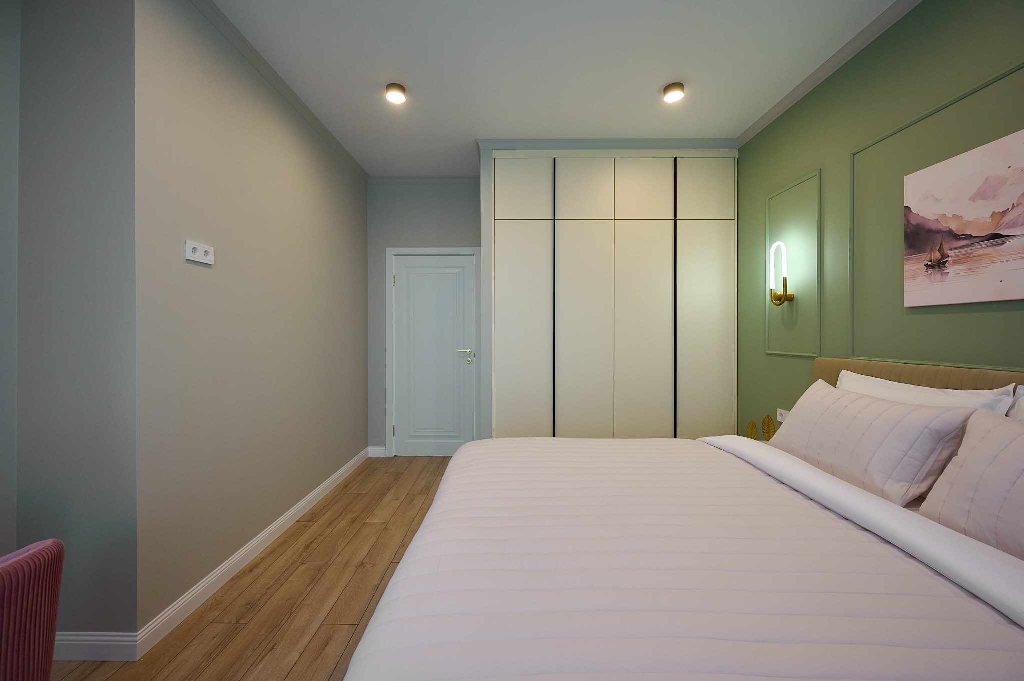 комната серые стены одна стена зеленая светлый шкаф светлая кровать коричневые шторы