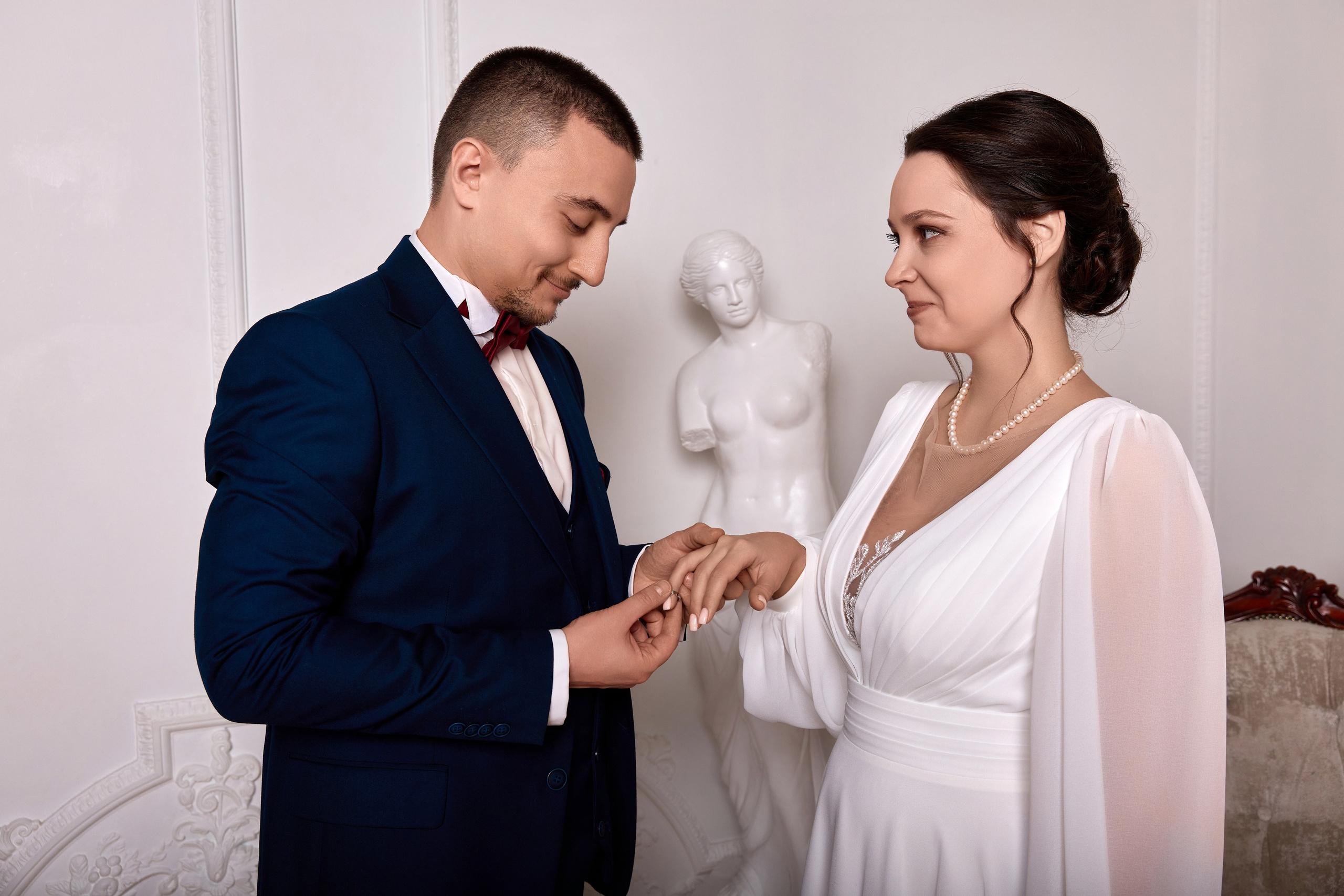 Свадебная фотосессия в студии и регистрация брака в Грибоедовском ЗАГСе