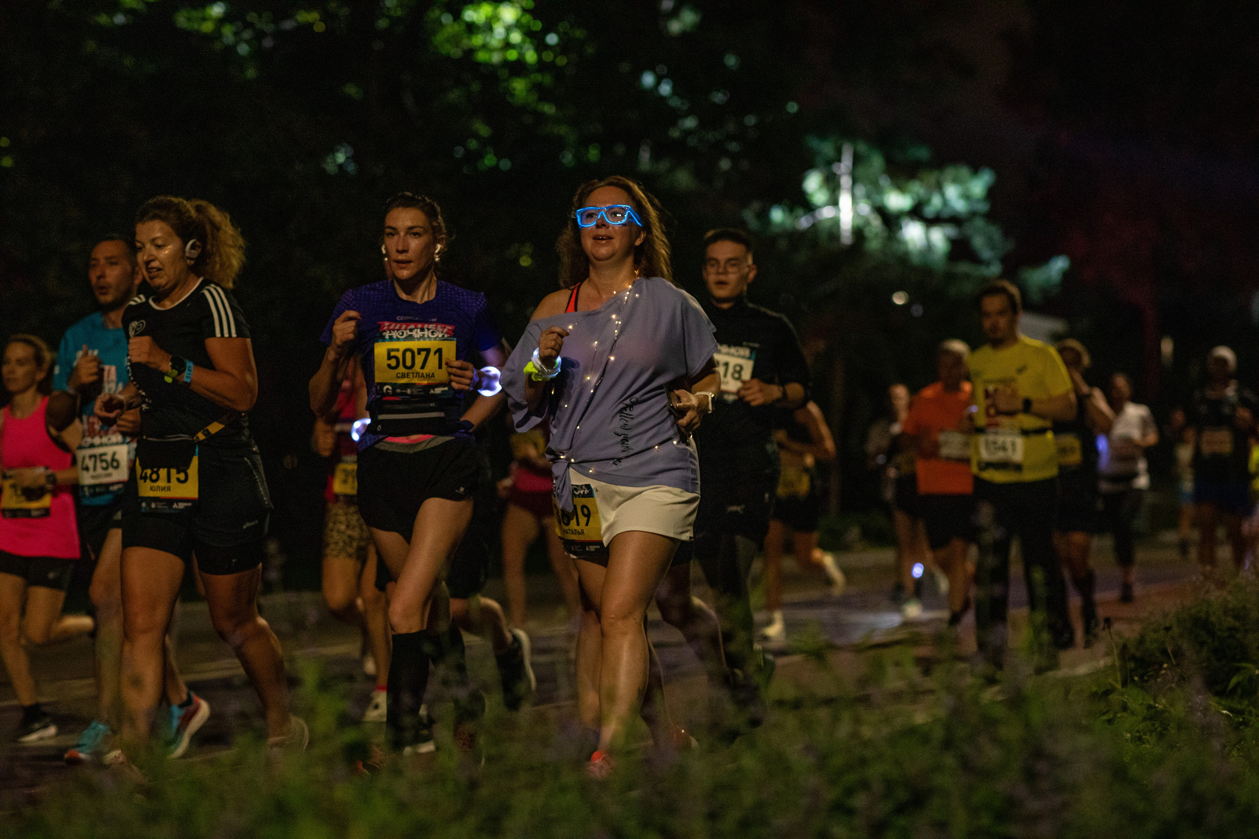 Ночной забег в ленте фотографий бегунов 03.08.24. Фотограф Сергей Ловкий