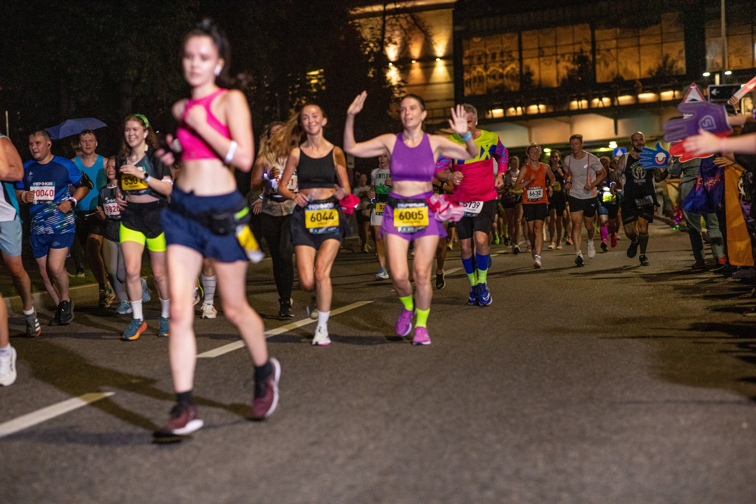 Ночной забег в ленте фотографий бегунов 03.08.24. Фотограф Сергей Ловкий