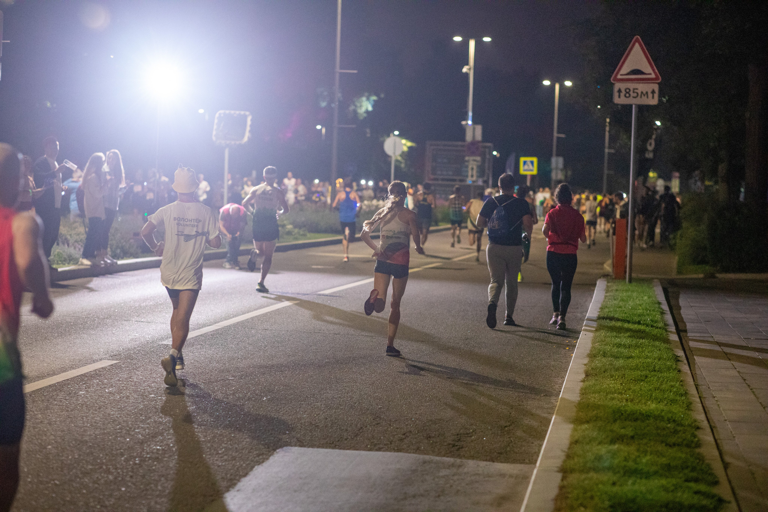 Ночной забег в ленте фотографий бегунов 03.08.24. Фотограф Сергей Ловкий