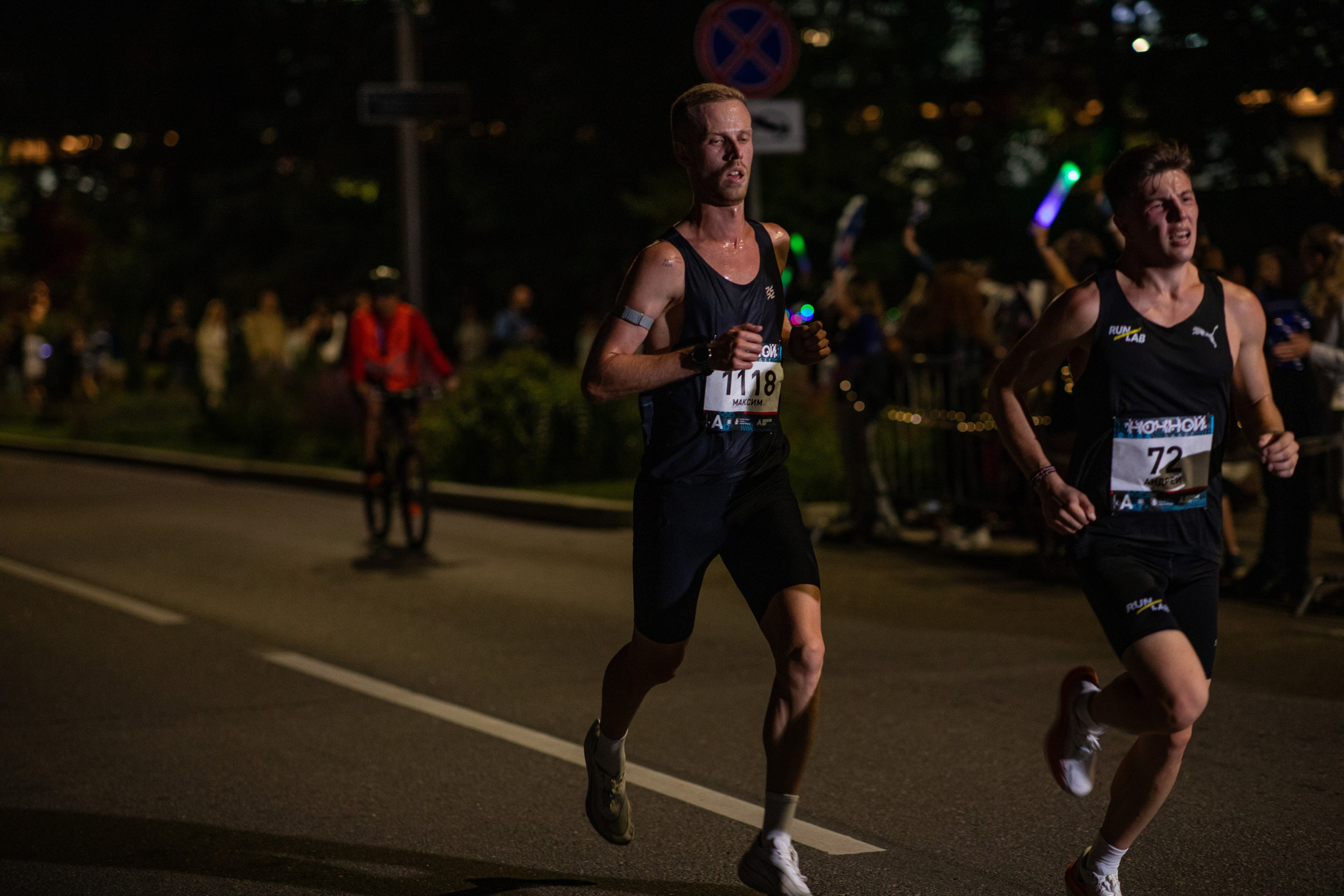 Ночной забег в ленте фотографий бегунов 03.08.24. Фотограф Сергей Ловкий