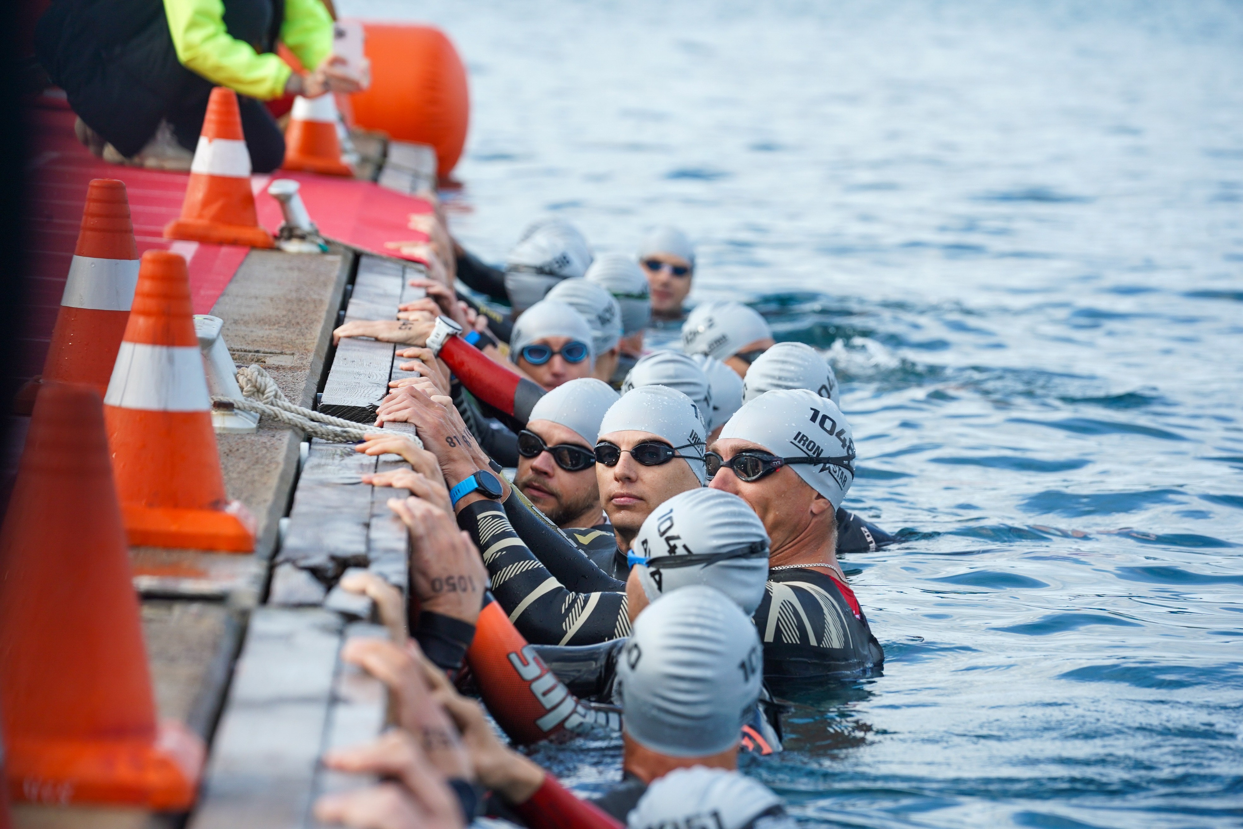 Спортивный снимок со старта по этапу по плаванию 