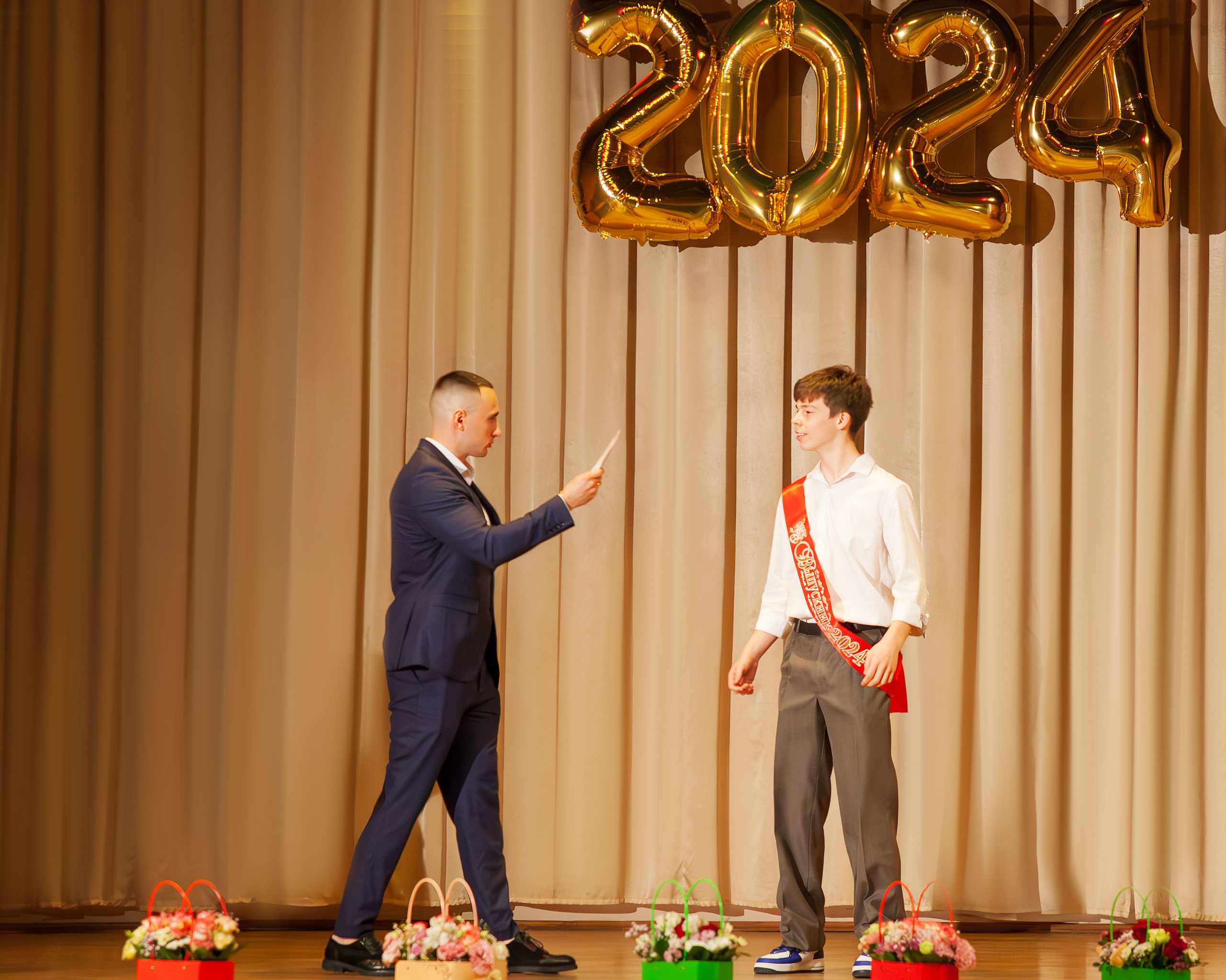 498 школа вручение дипломов, 2024. Выпускные альбомы и школьный фотограф в Подольске, Троицке, Щербинке, Москве и Московской области