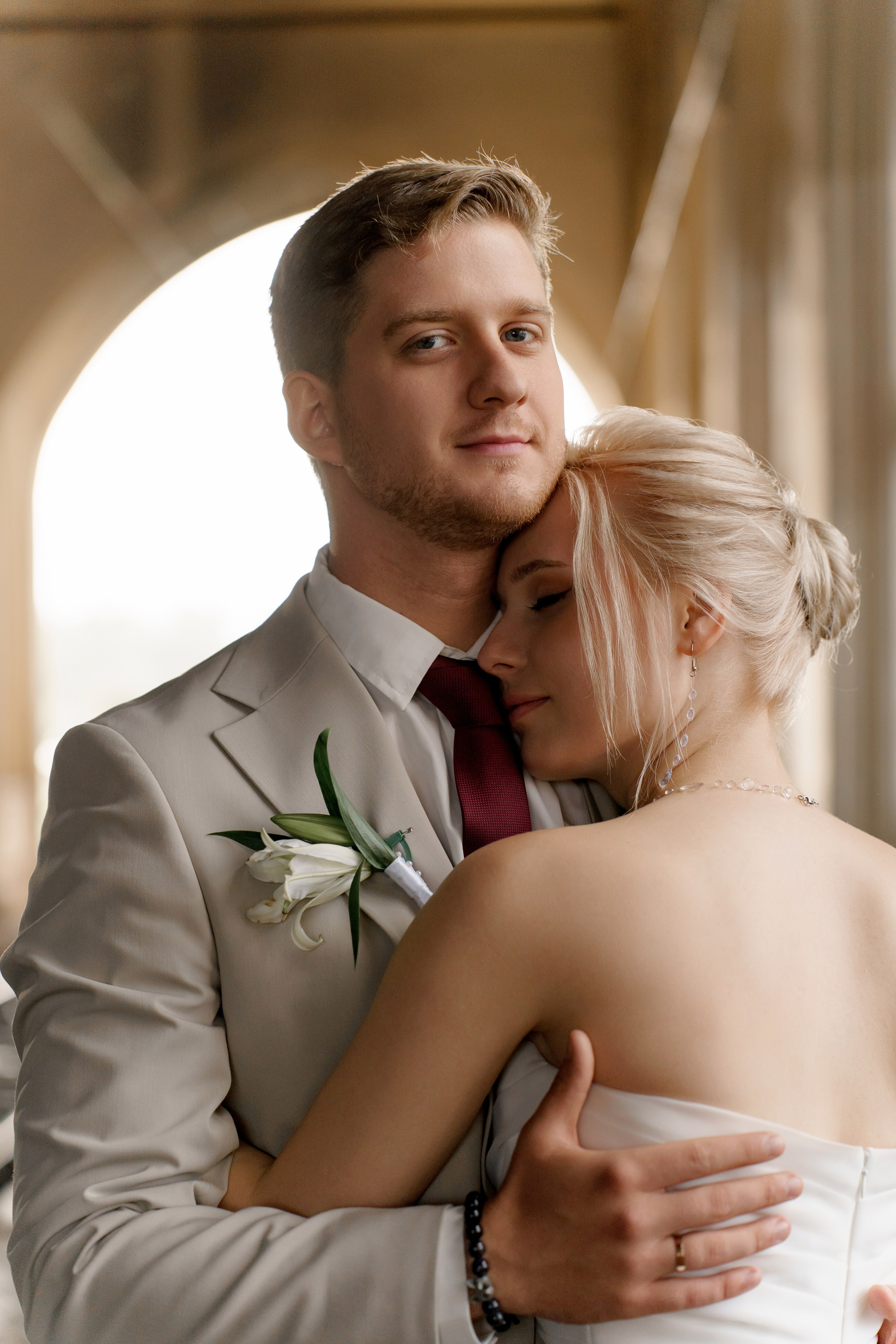 Свадьба в Санкт-Петербурге, фотосессия на прогулке, Крупный портрет невесты и жениха, обнимаются на вокзале в Павловске.