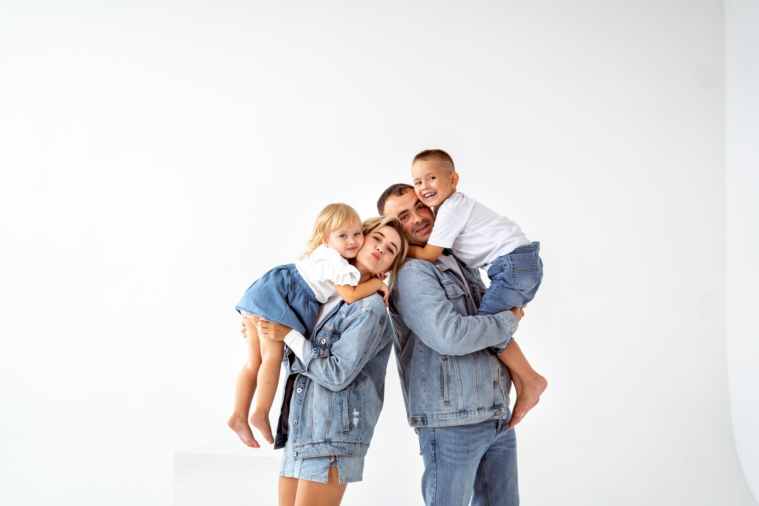 Семейная съёмка на циклораме. Семейный и детский фотограф в Хабаровске Анна Гриневич