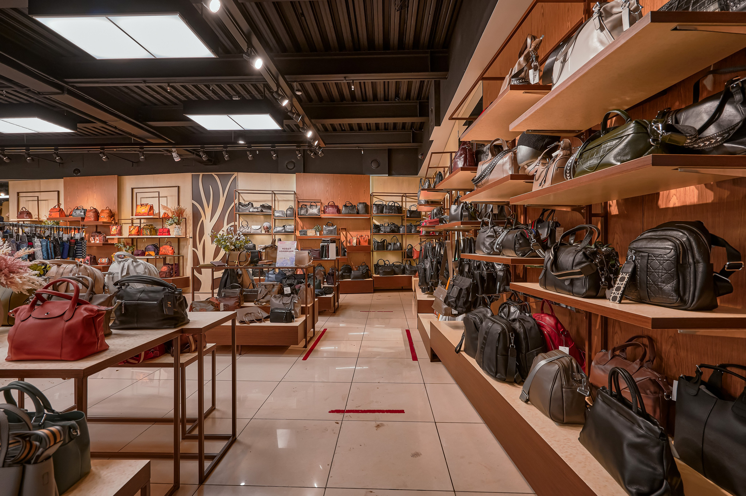 Портфолио по интерьерной и экстерьерной фотосъёмки: Мир сумок — Левый берег. Фотограф Яковлев Роман — Красноярск