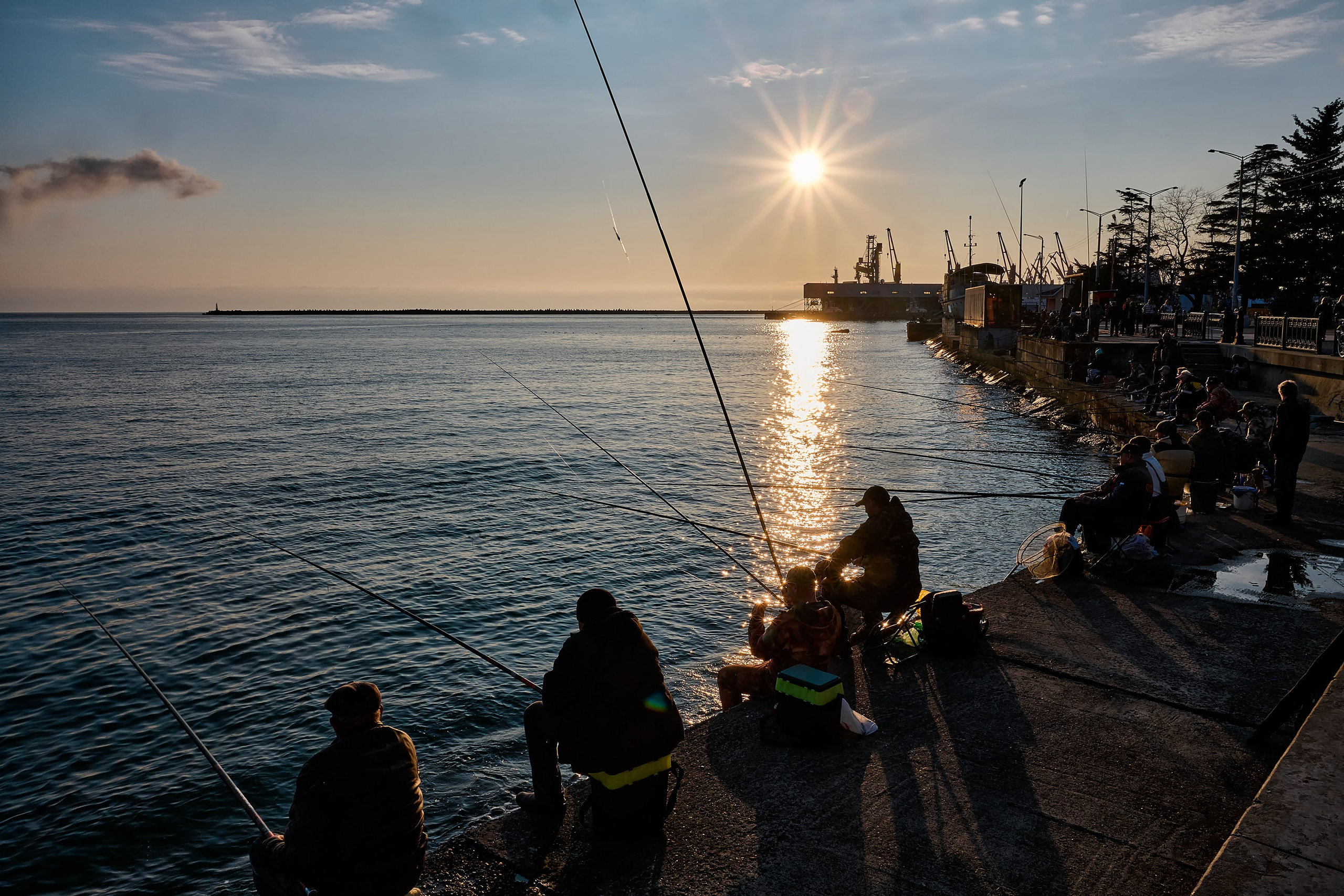 Набережная Туапсе - рыбаки